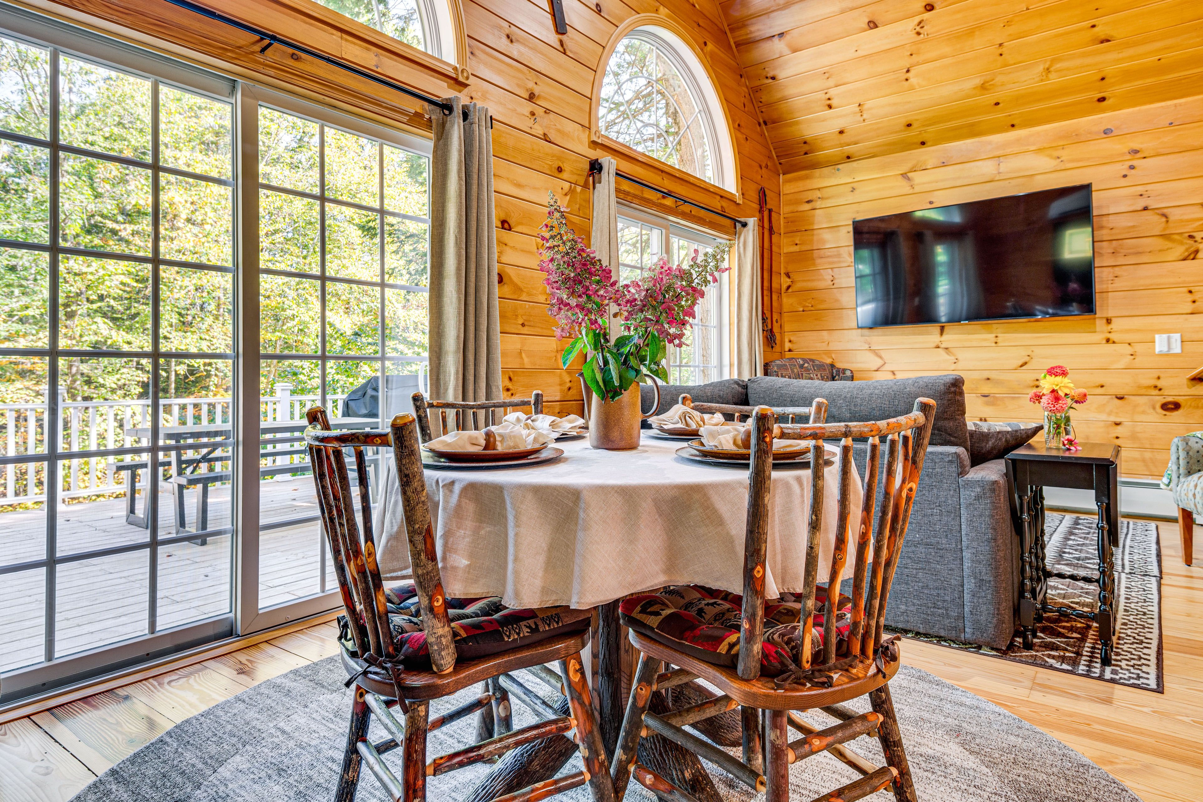 Dining Area | Main Level | Dishware/Flatware | Free WiFi