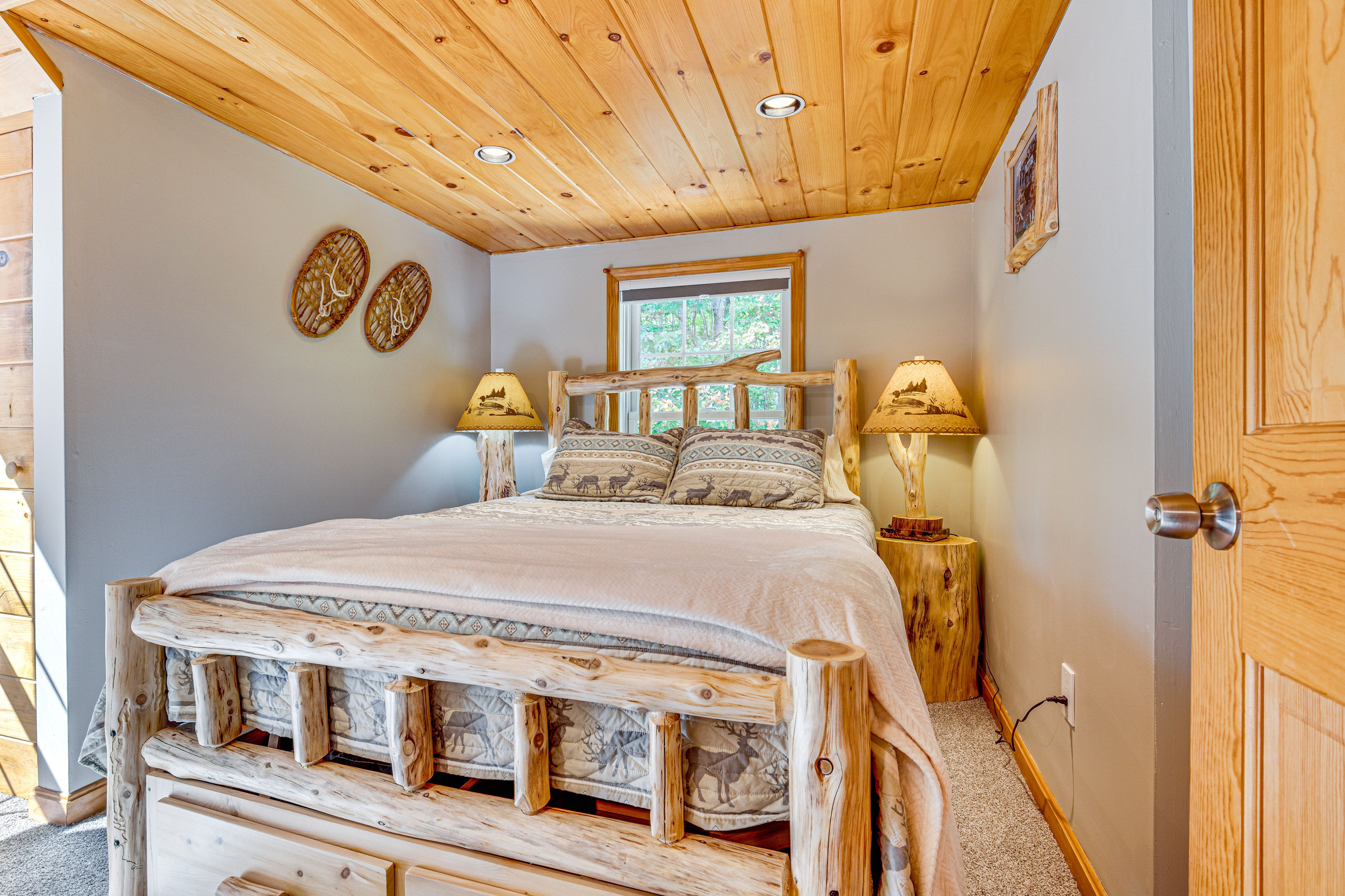 Bedroom 1 | Upper Level | Queen Bed | Twin Daybed | Linens Provided