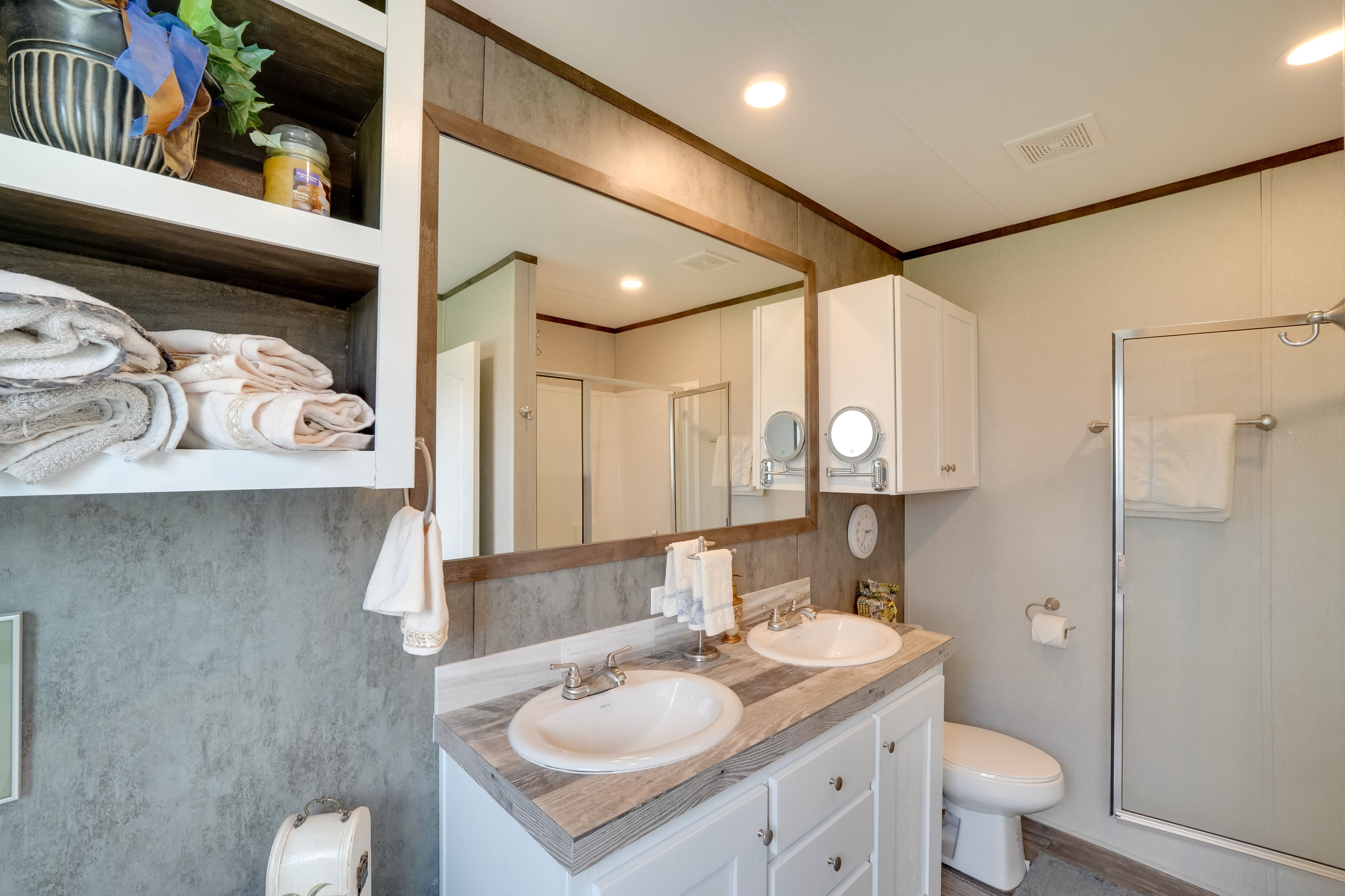 Full Bathroom | Towels Provided