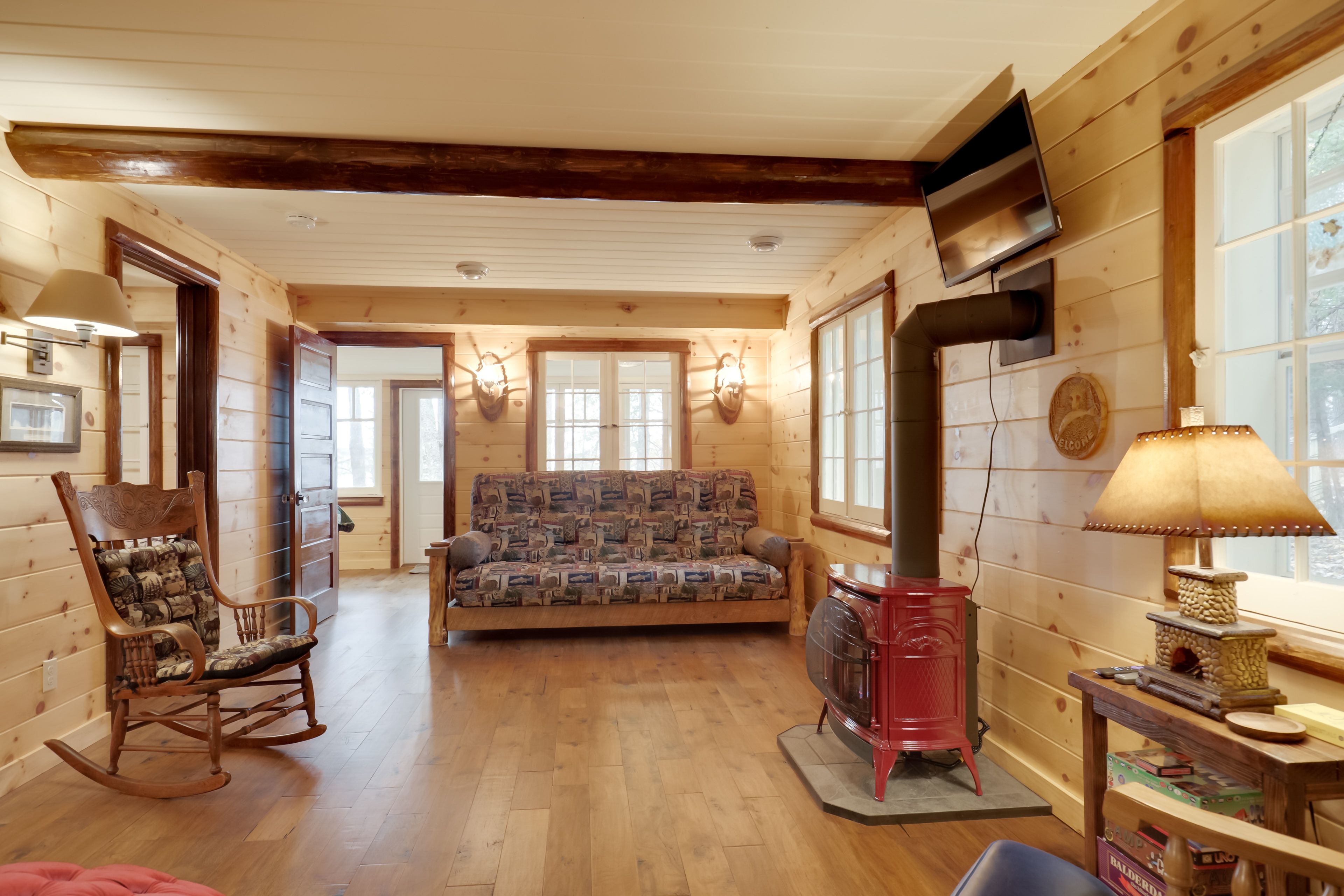 Living Room | Queen Futon | Gas Fireplace | Smart TV | Board Games & Books