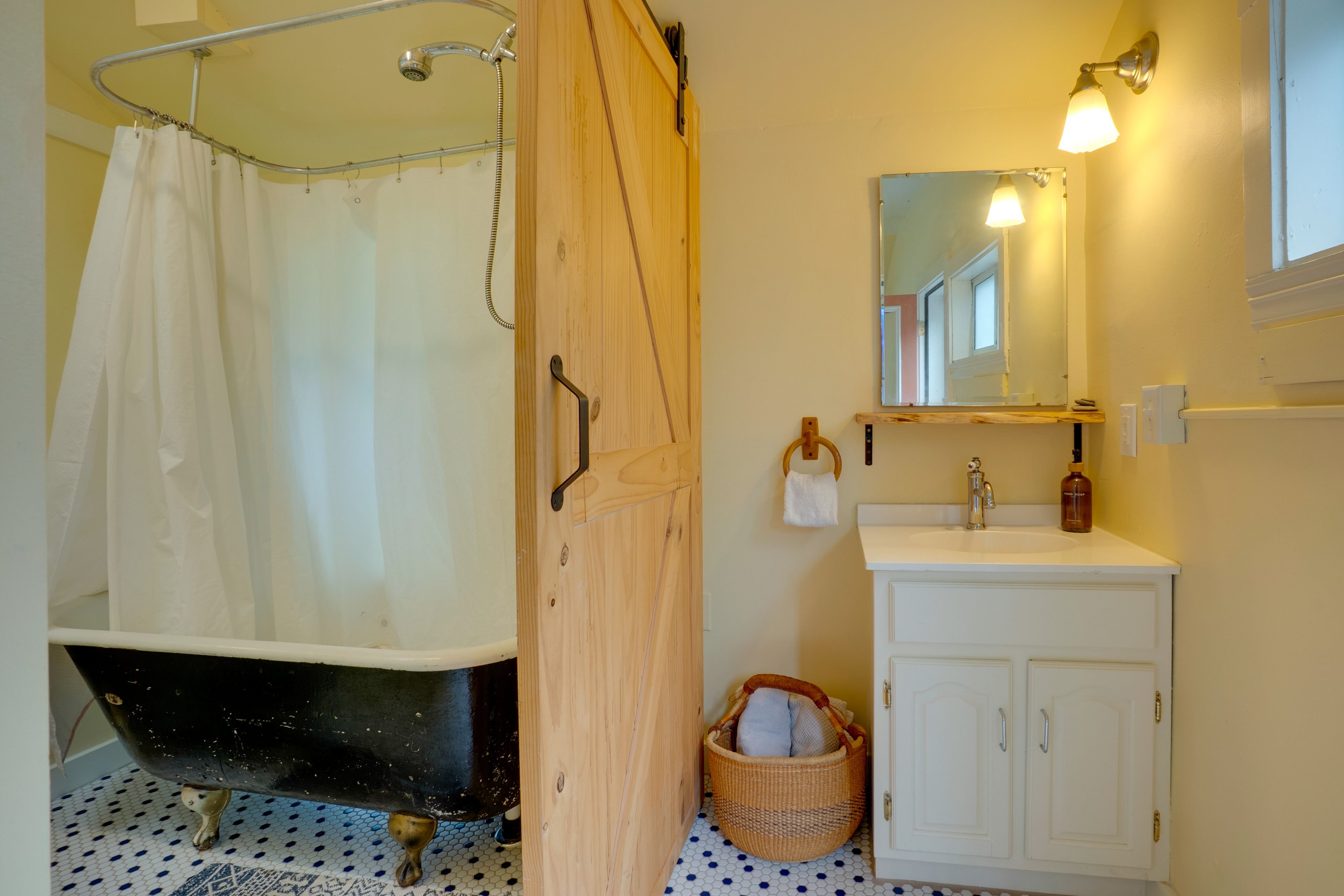 Full Bathroom | Clawfoot Tub | 1 Step to Access