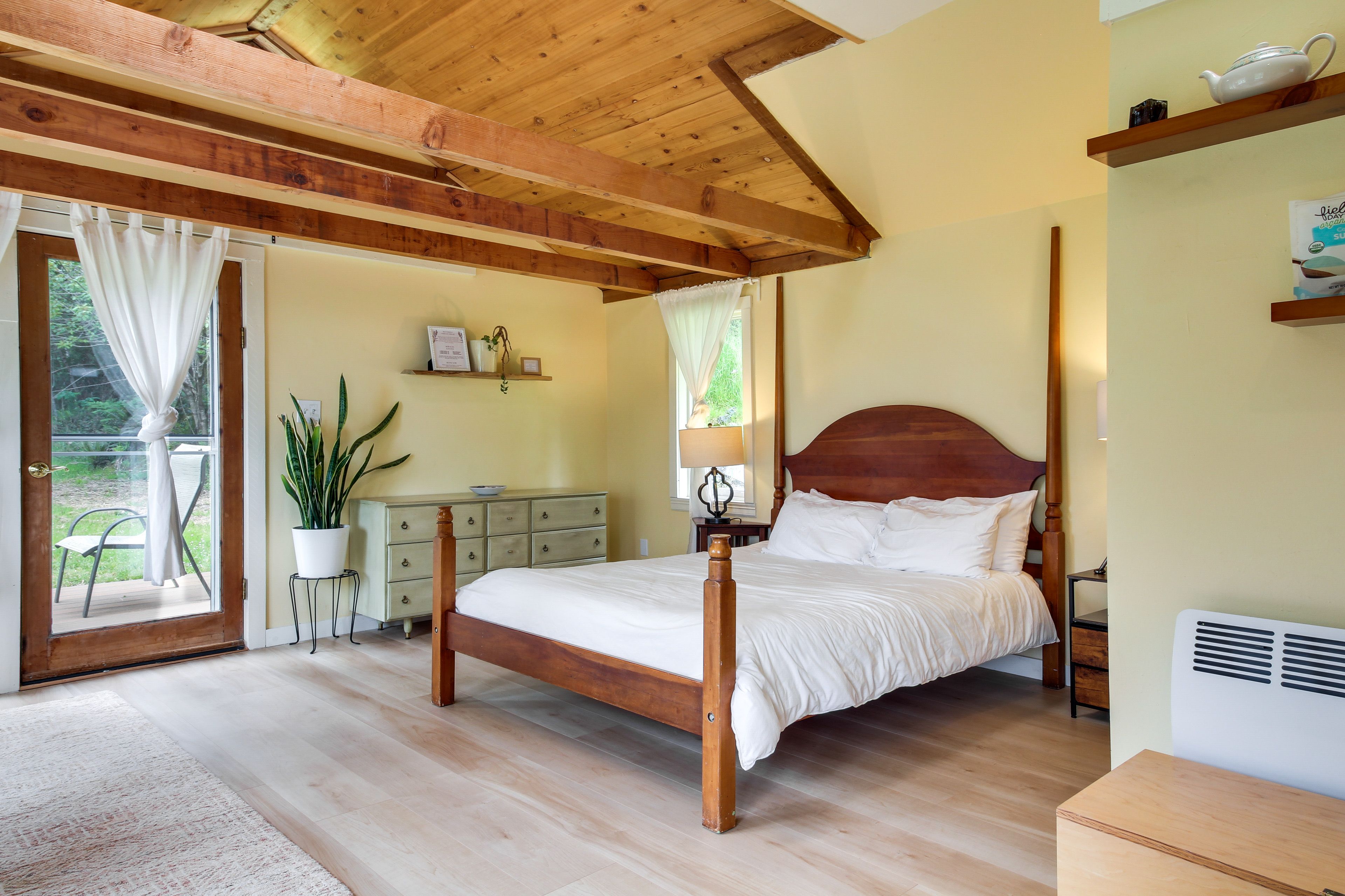 Studio | Queen Bed