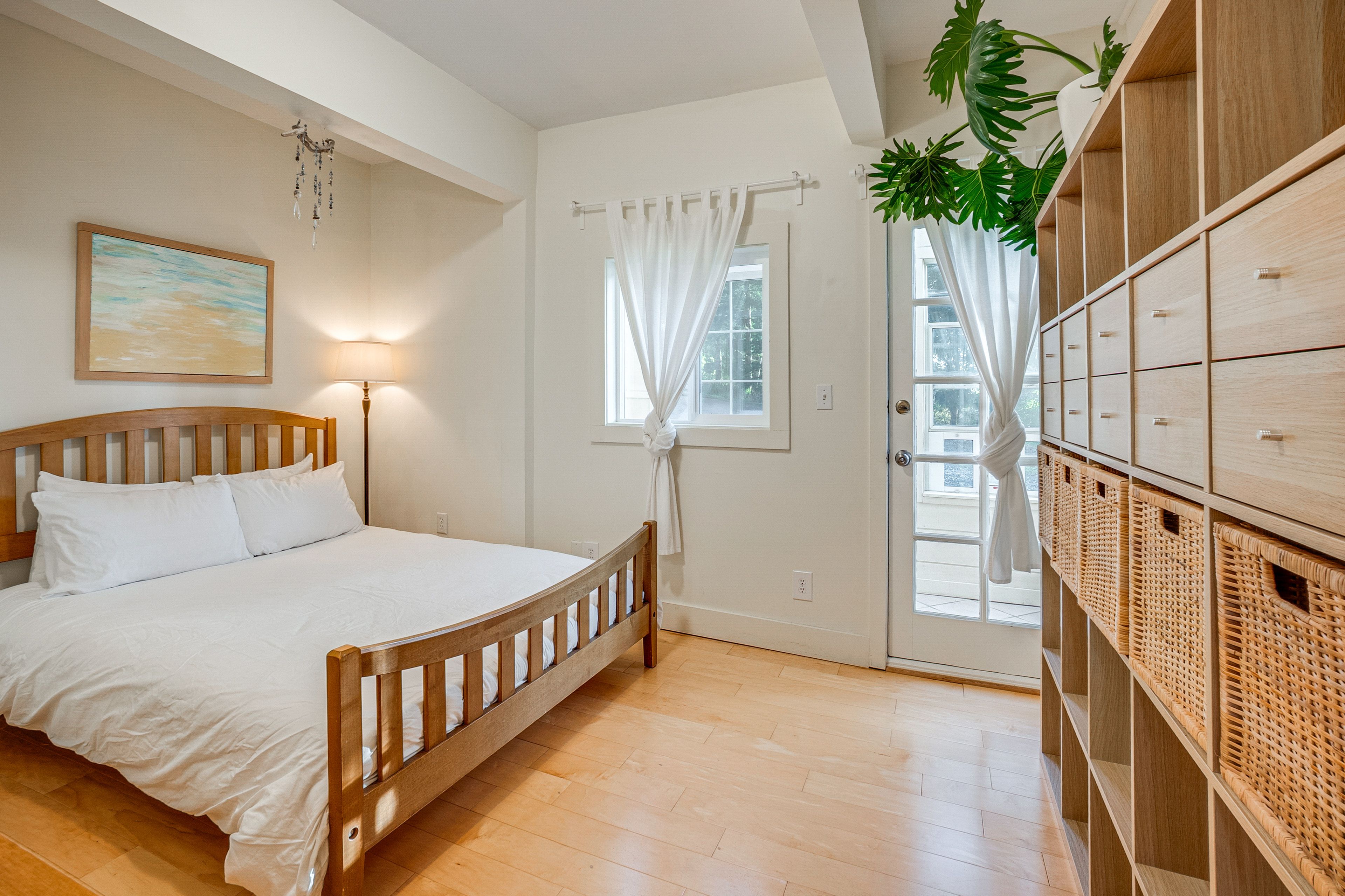 Bedroom 1 | 1st Floor | 1 Step to Enter | Queen Bed | Linens Provided