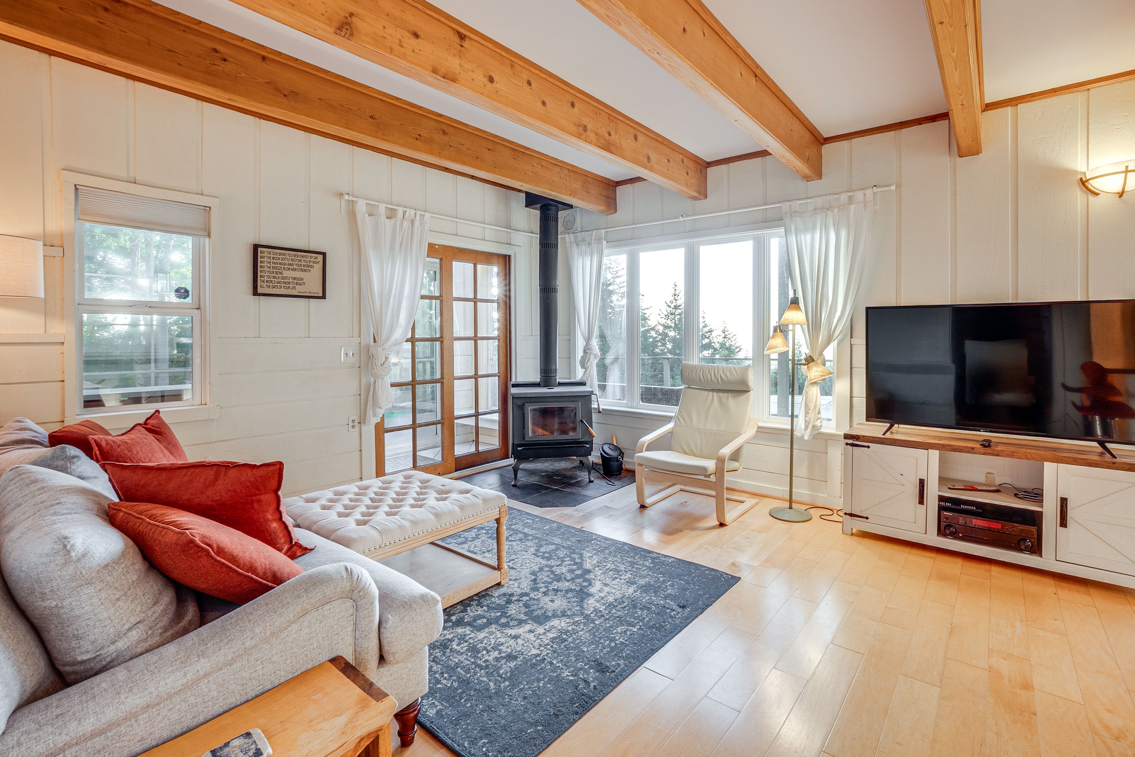 Living Room | 1st Floor | Wood-Burning Stove | Smart TV | Free WiFi