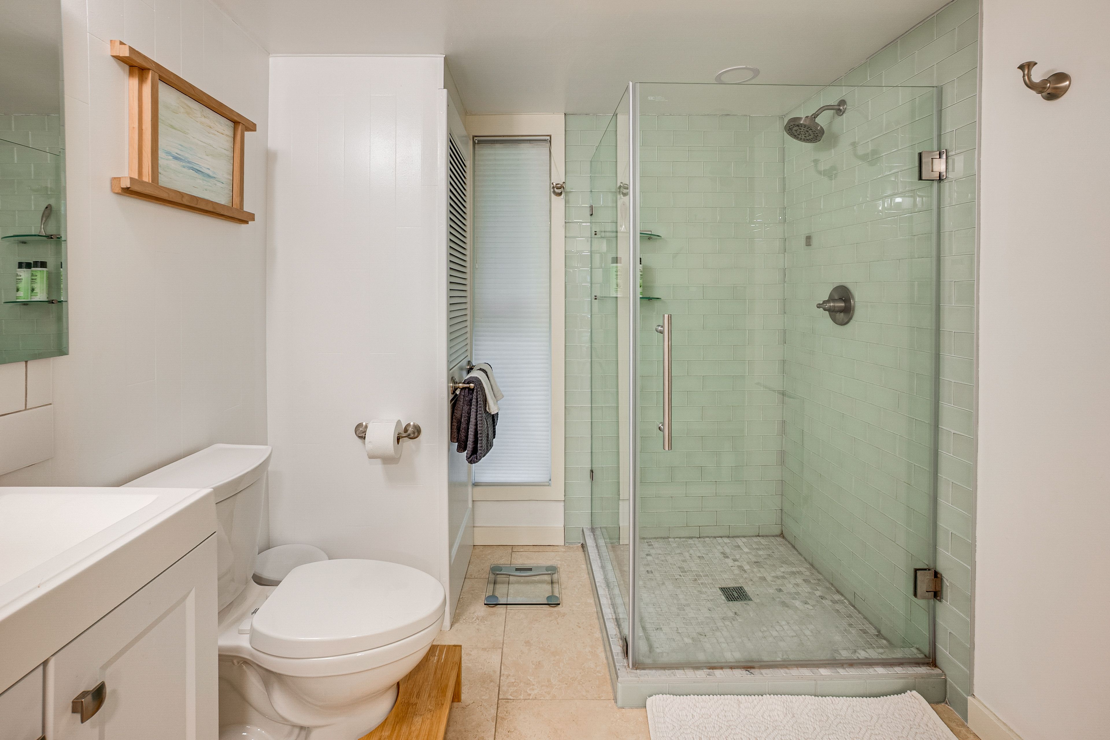 Full Bathroom | 1st Floor | 1 Step to Enter | Towels Provided