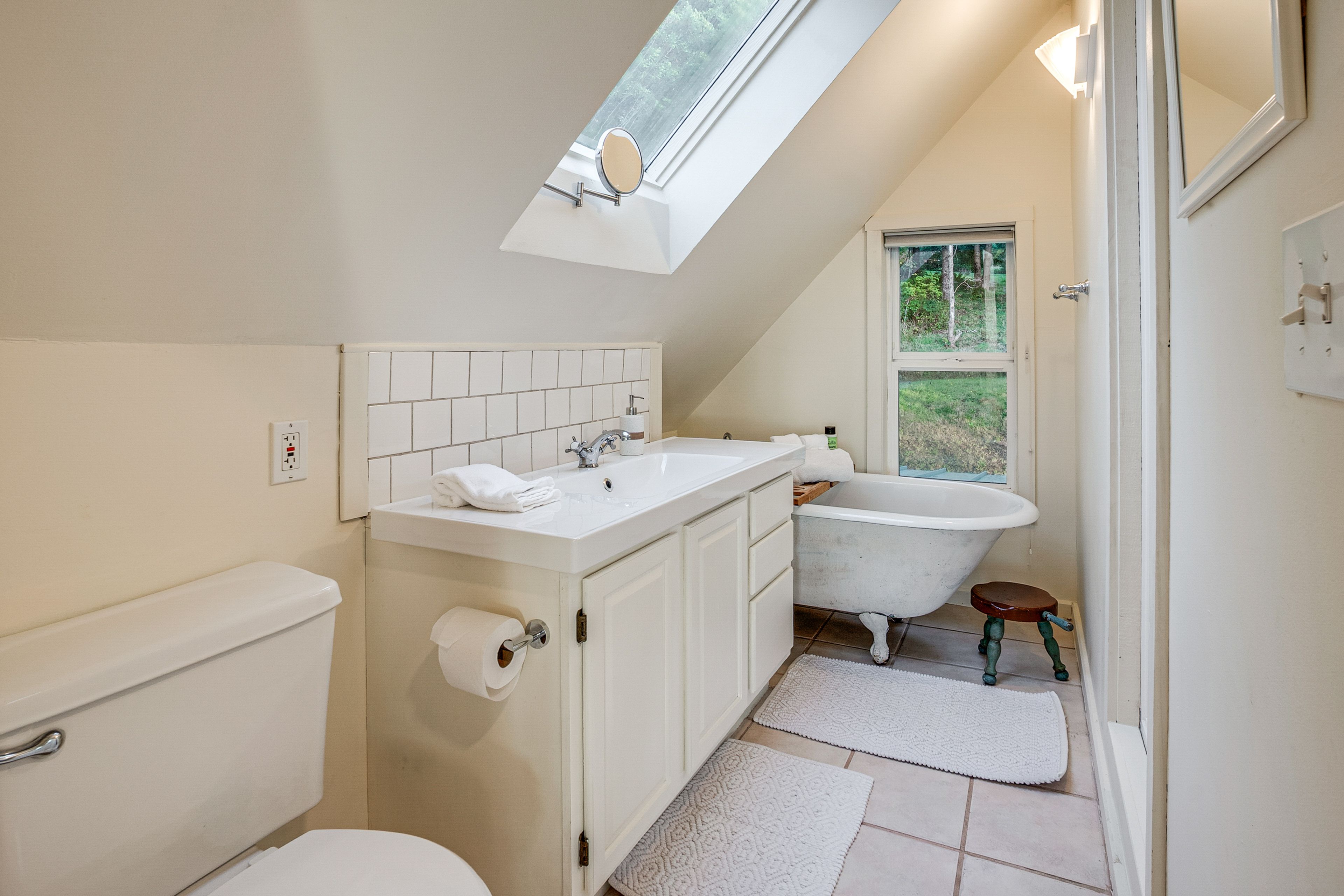 En-Suite Bathroom | 2nd Floor | Complimentary Toiletries