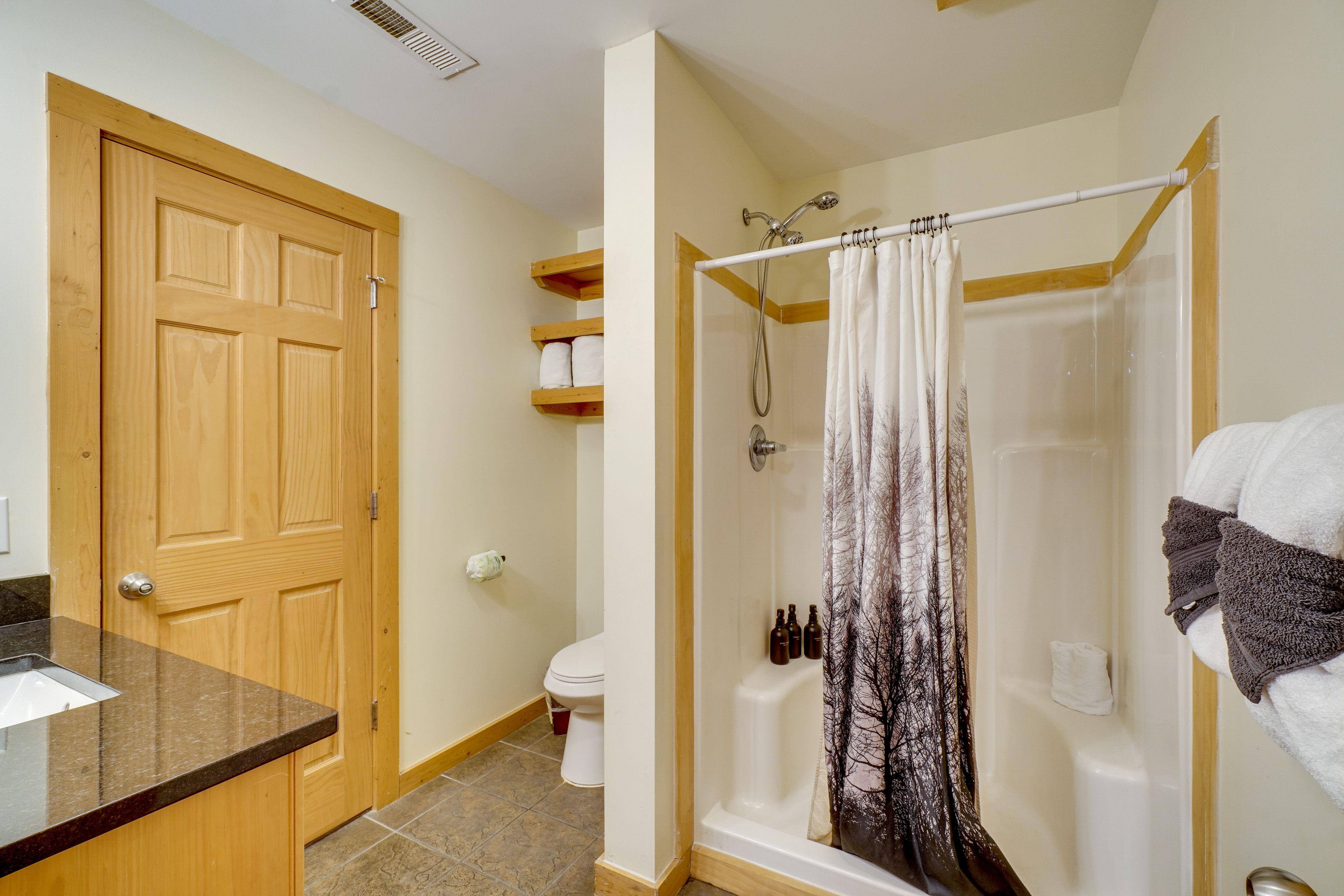 Full Bathroom | 1st Floor | Towels Provided