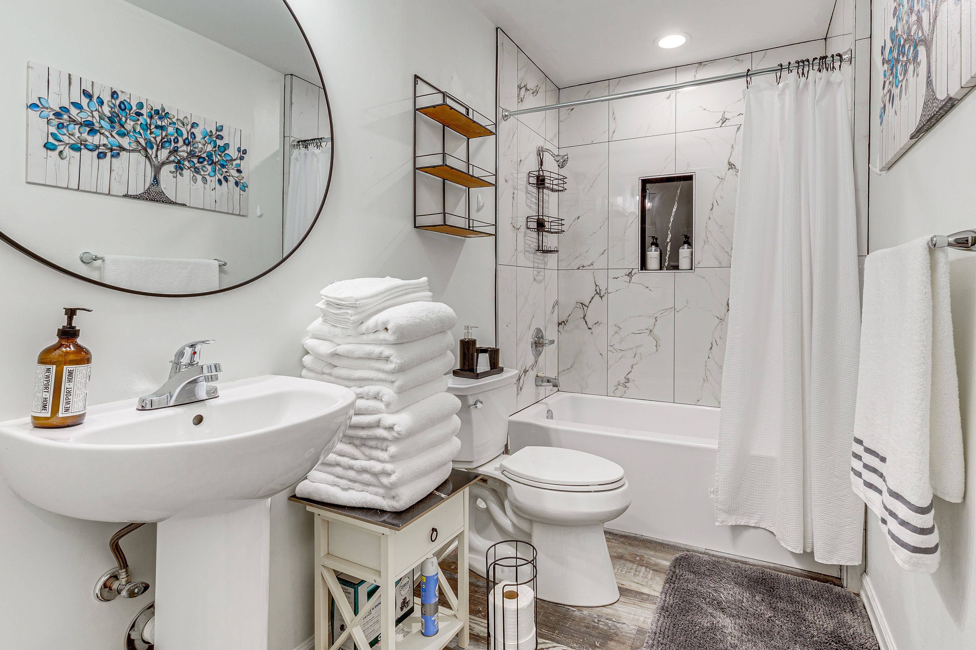 Full Bathroom | Complimentary Toiletries | Hair Dryer