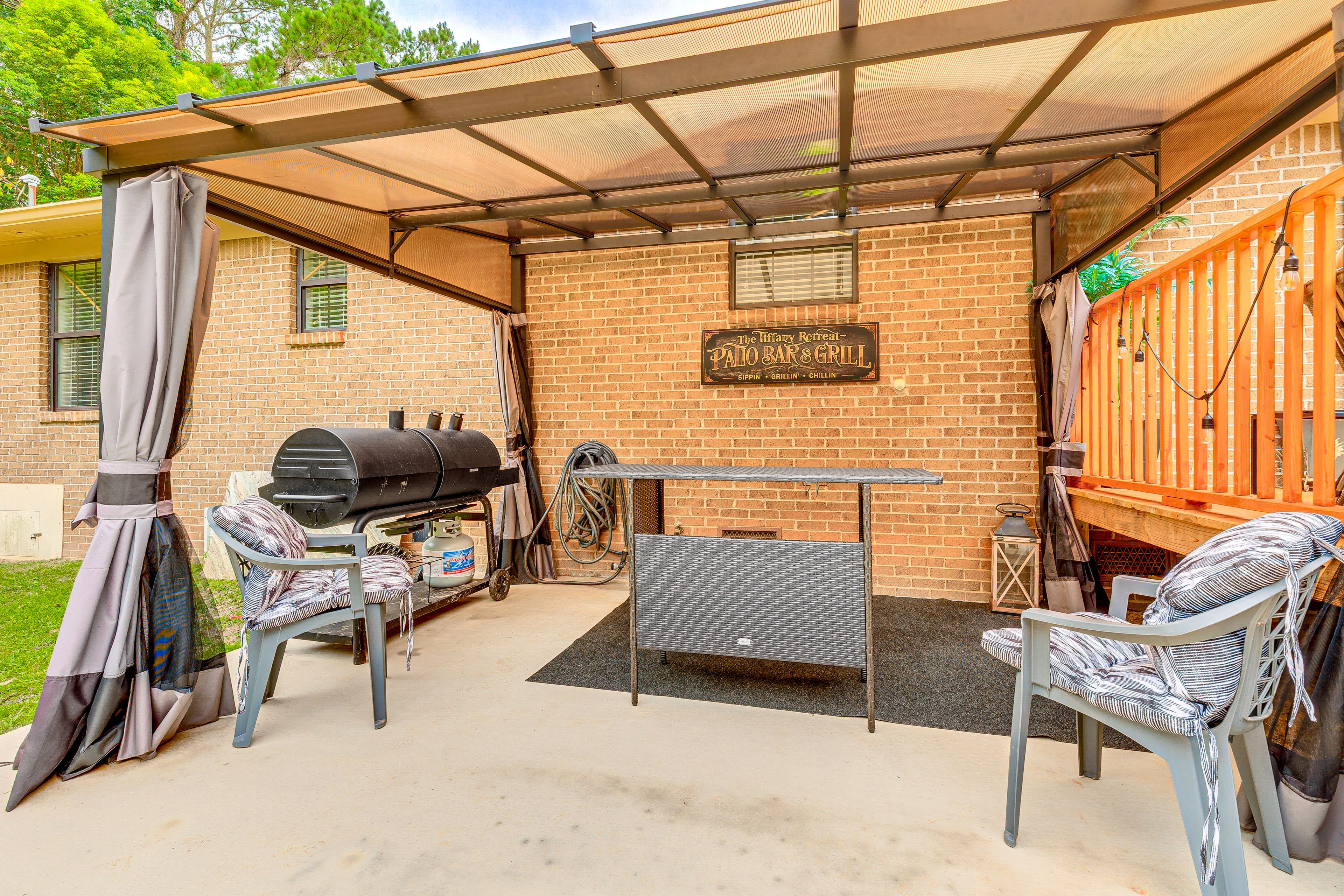 Covered Patio w/ Bar & Gas Grill