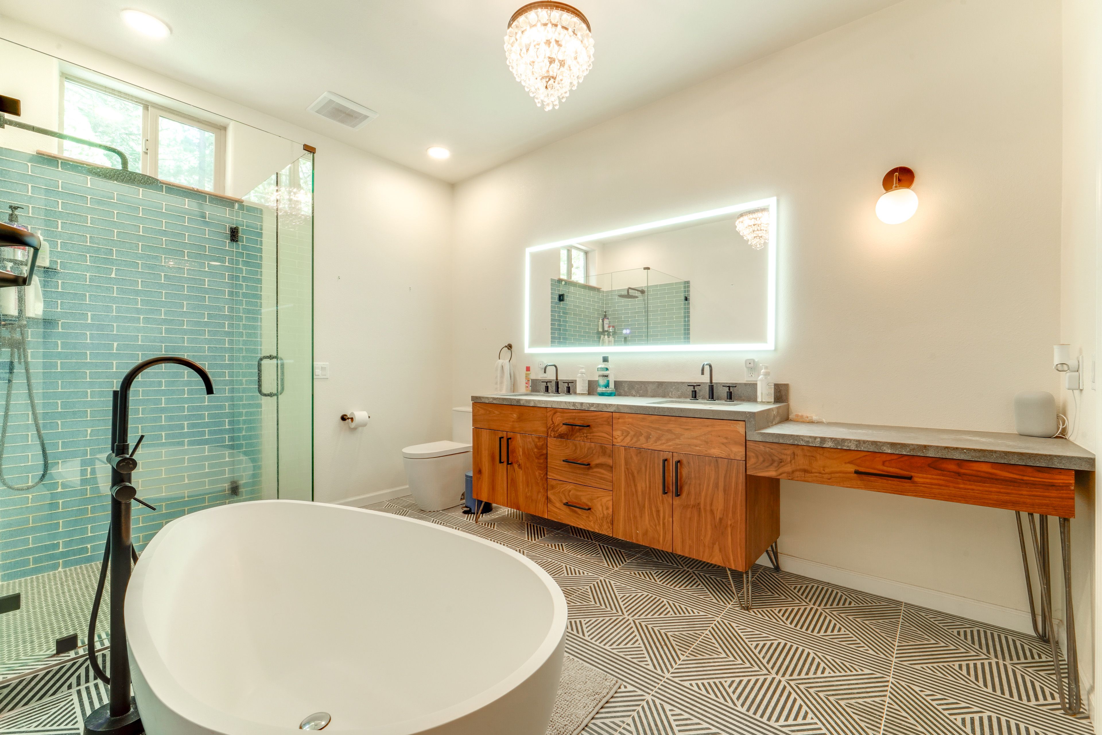 En-Suite Bathroom | Linens & Towels | Main Level