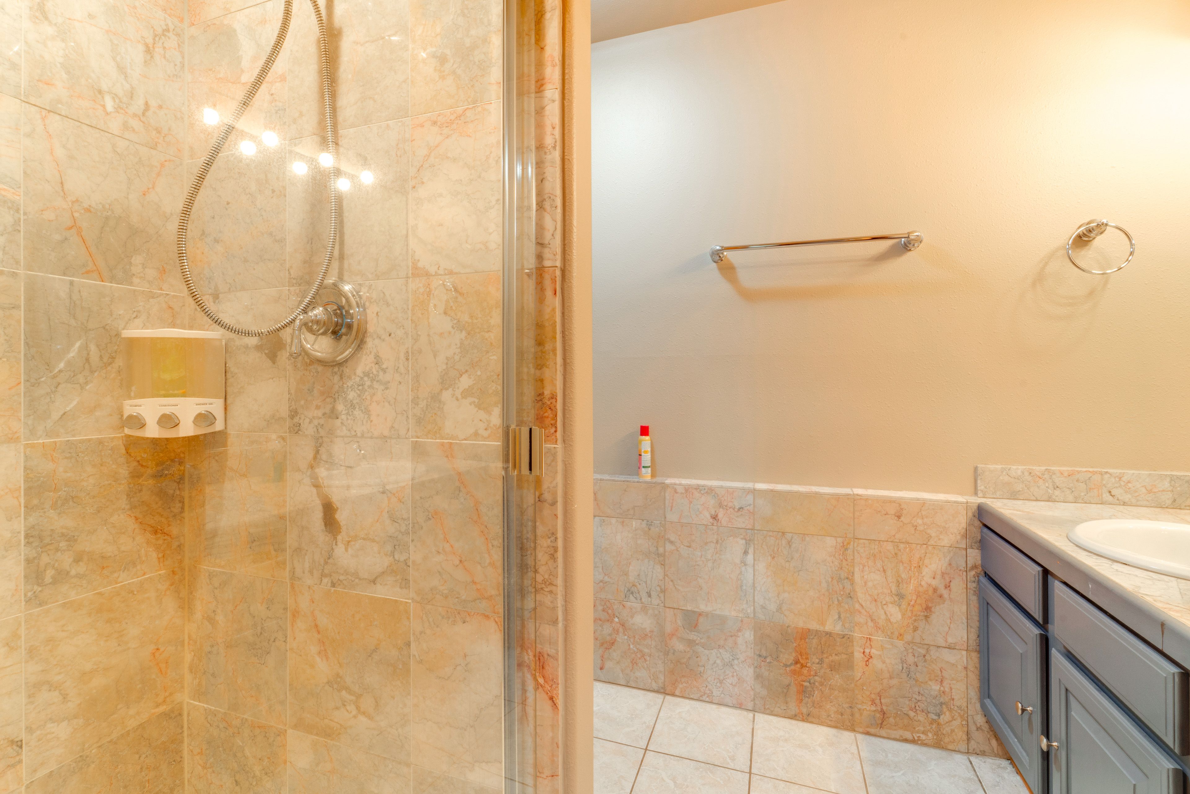 Full Bathroom | Linens & Towels | Lower Level
