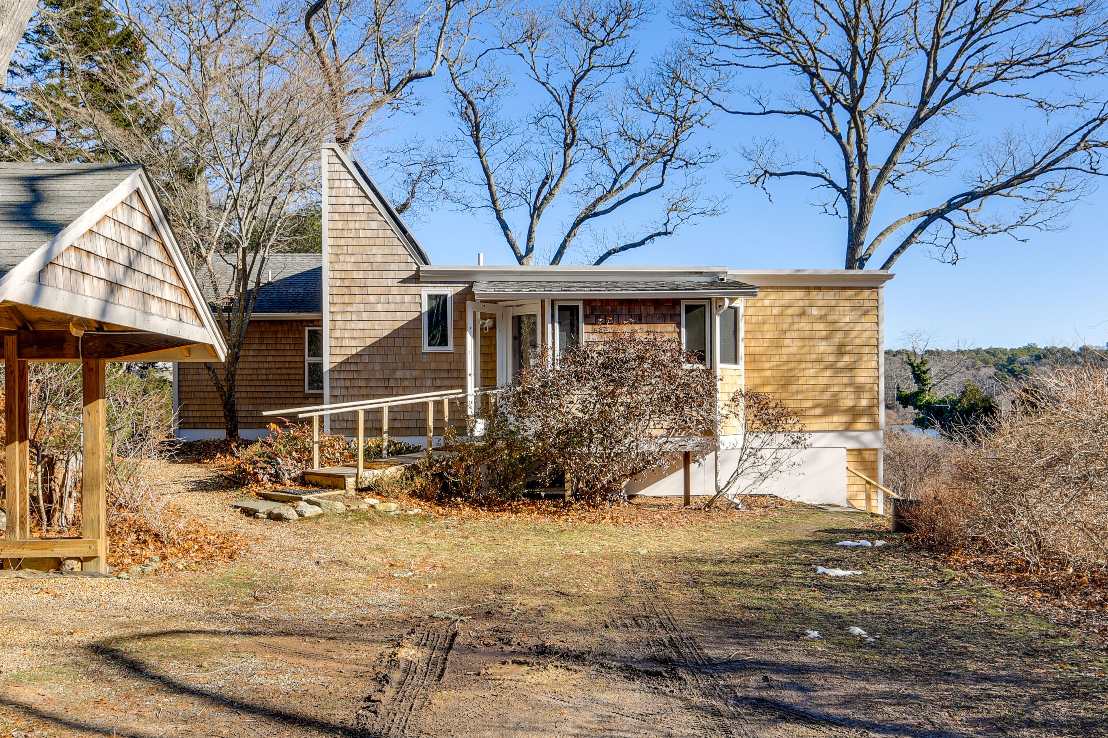 Parking | Carport (1 Vehicle) | Driveway (4 Vehicles)