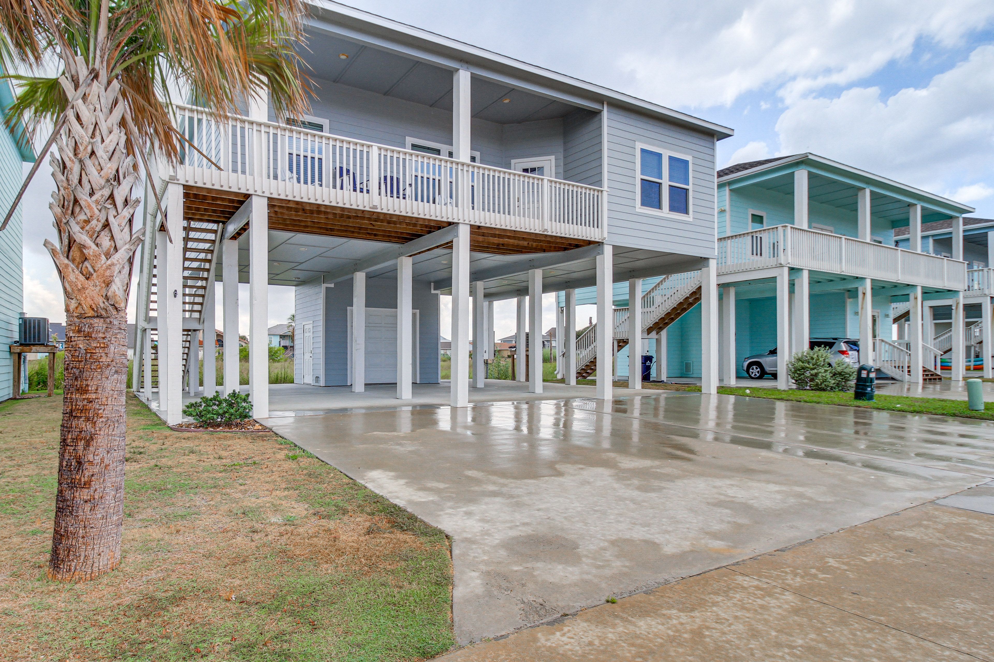 Exterior | Parking | Driveway (3 Vehicles) | Boat Parking Allowed