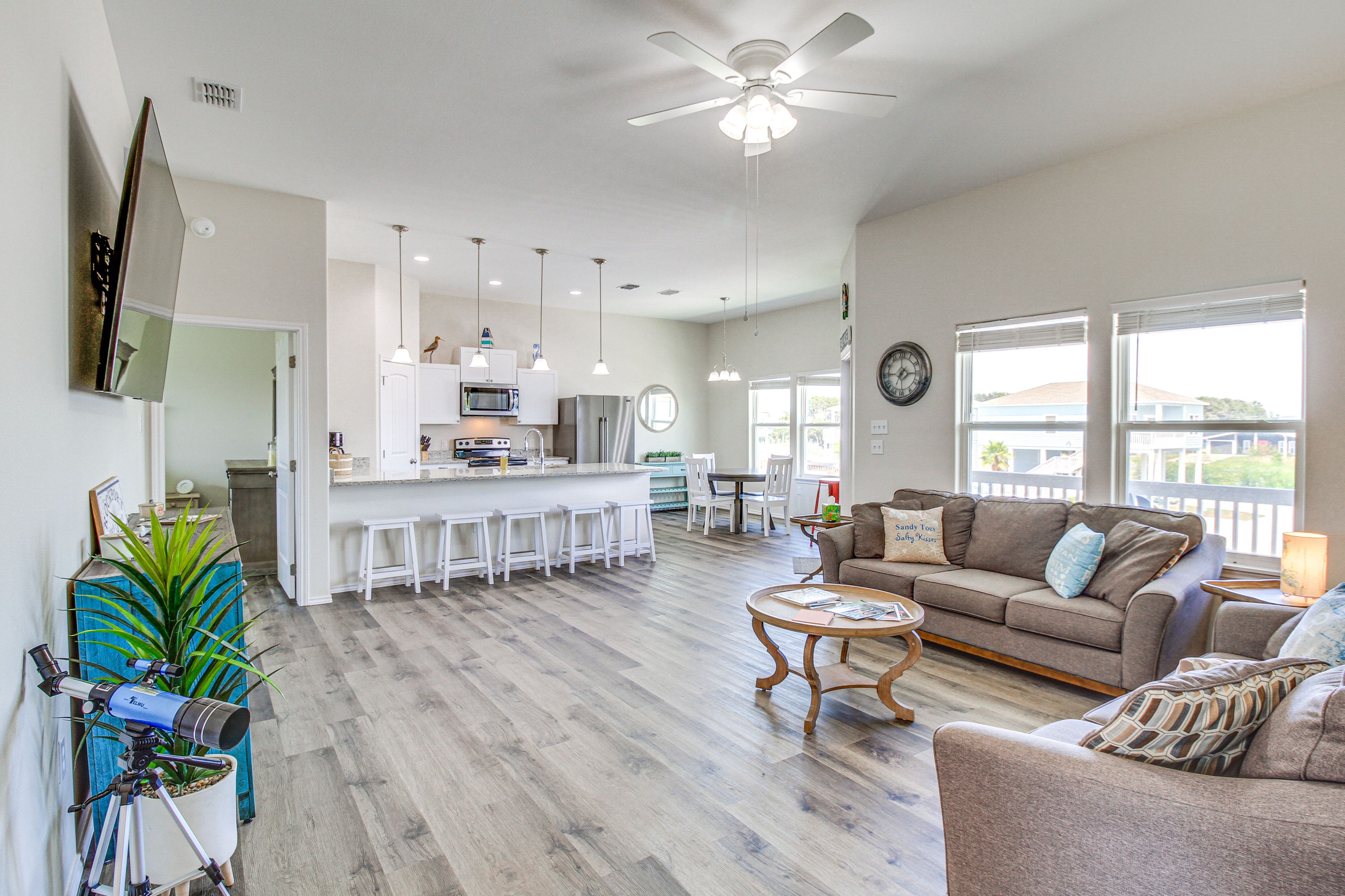 Living Room | Central A/C & Heat | Free WiFi