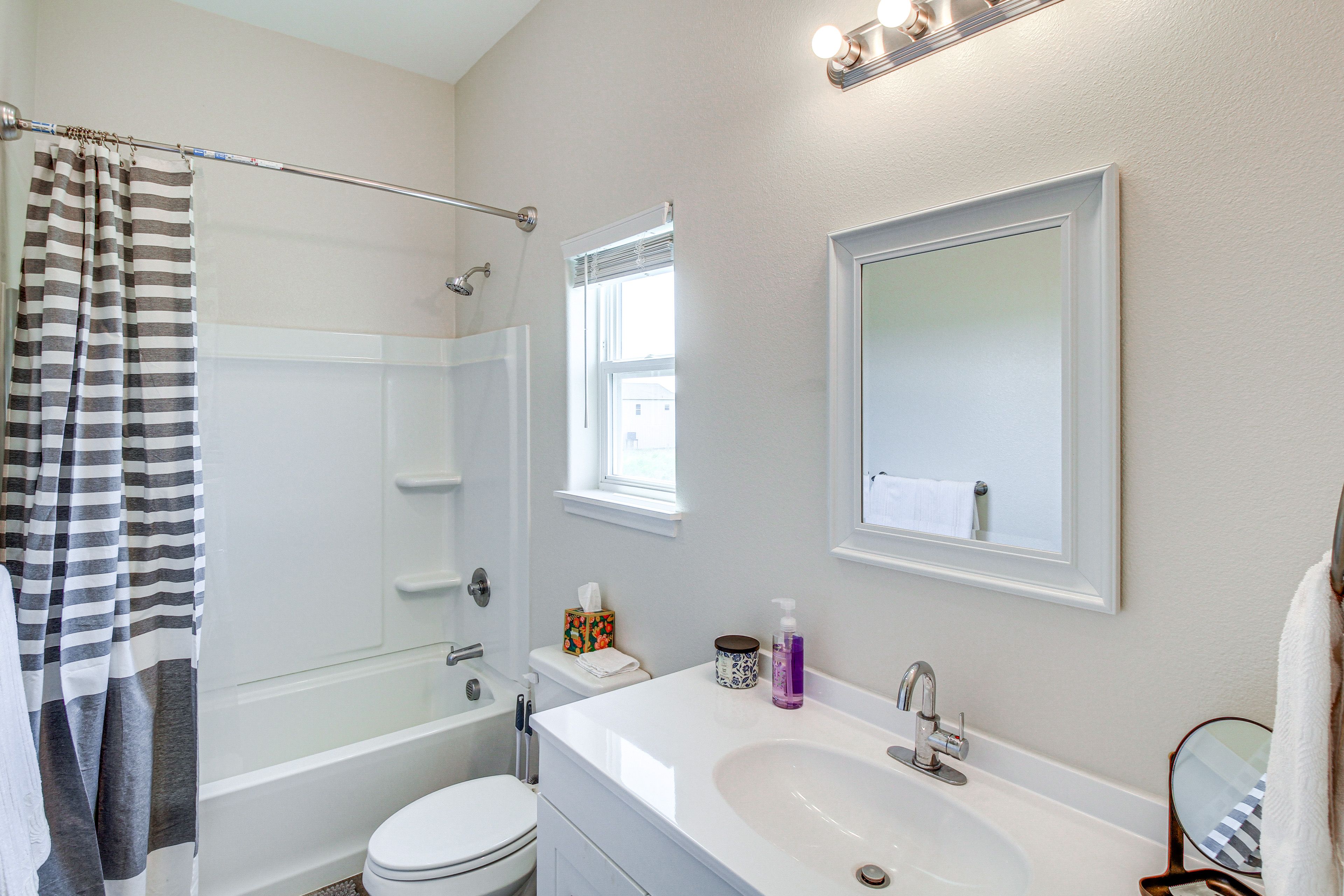 Full Bathroom | Towels Provided