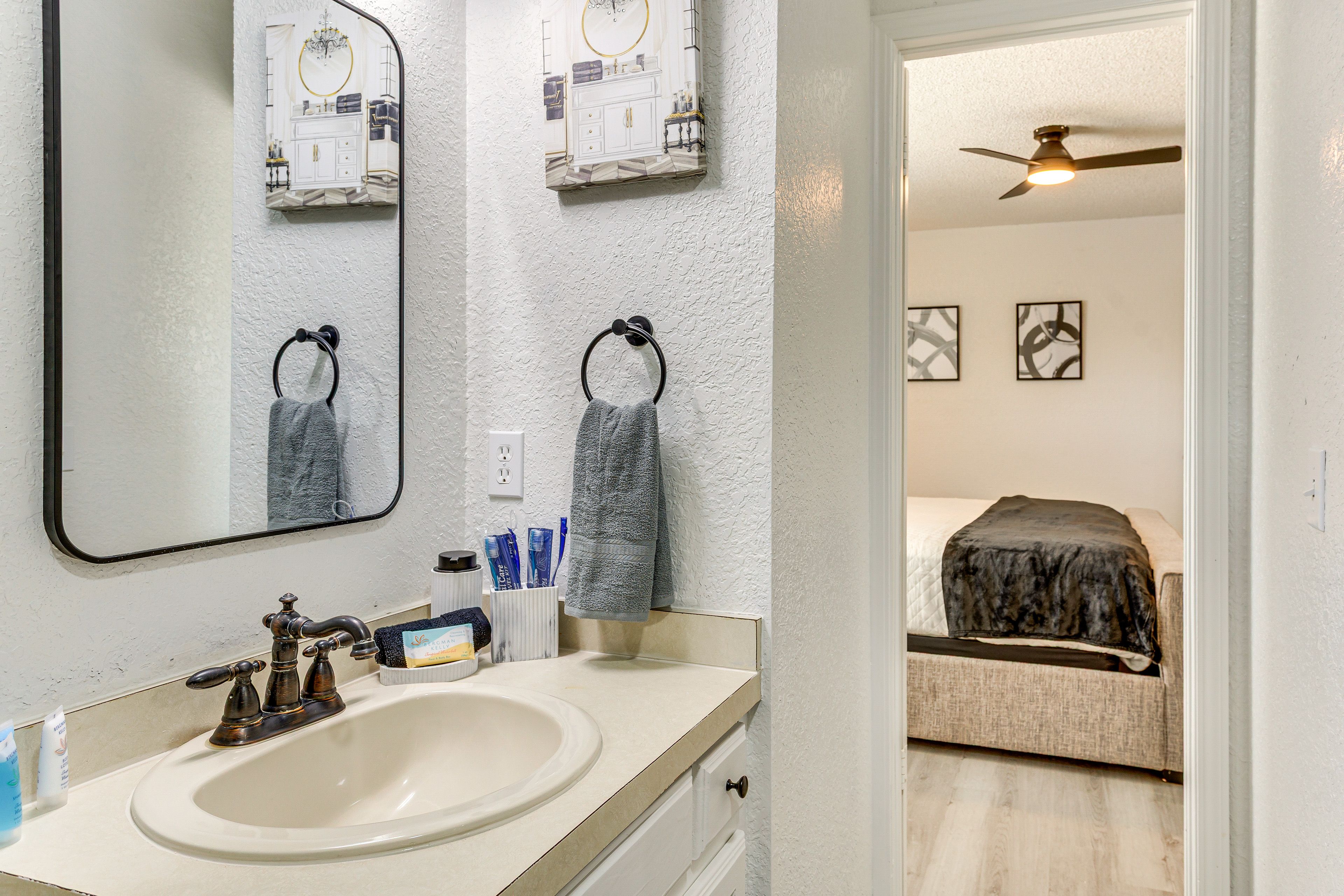 Full Bathroom | 1st Floor | Towels Provided