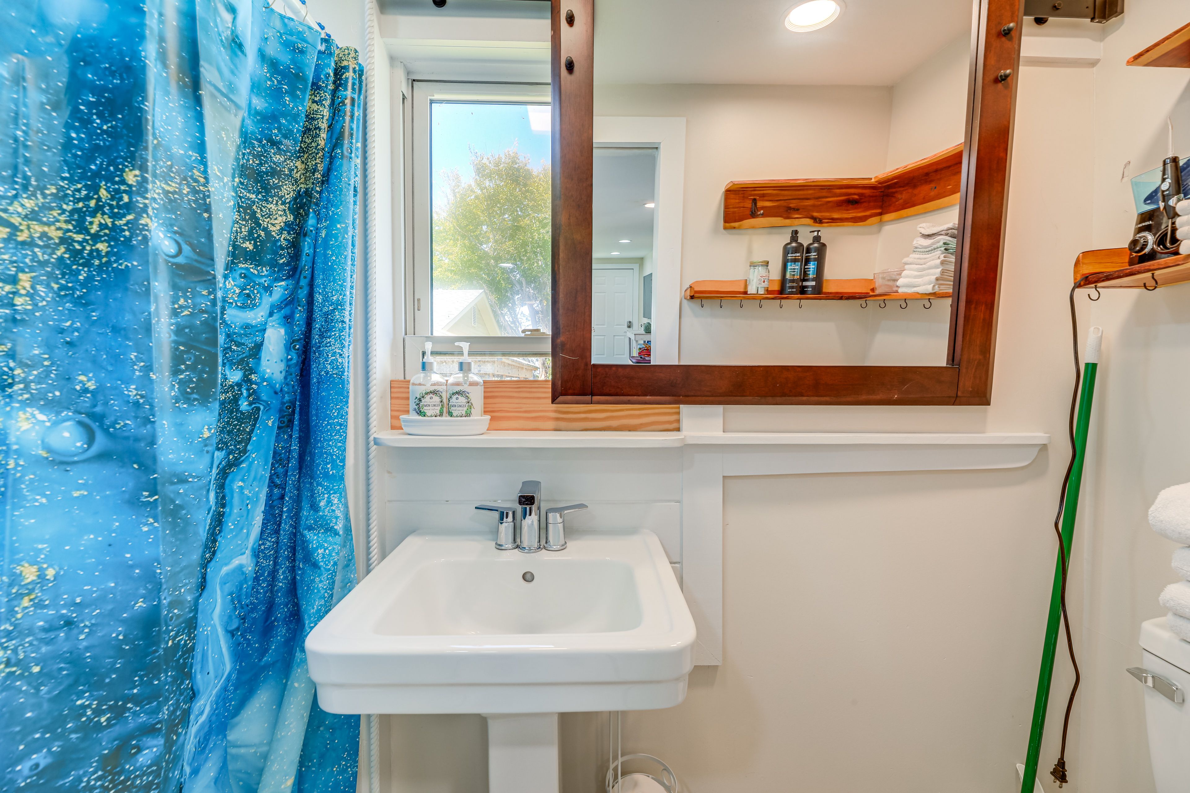 Full Bathroom | Towels Provided