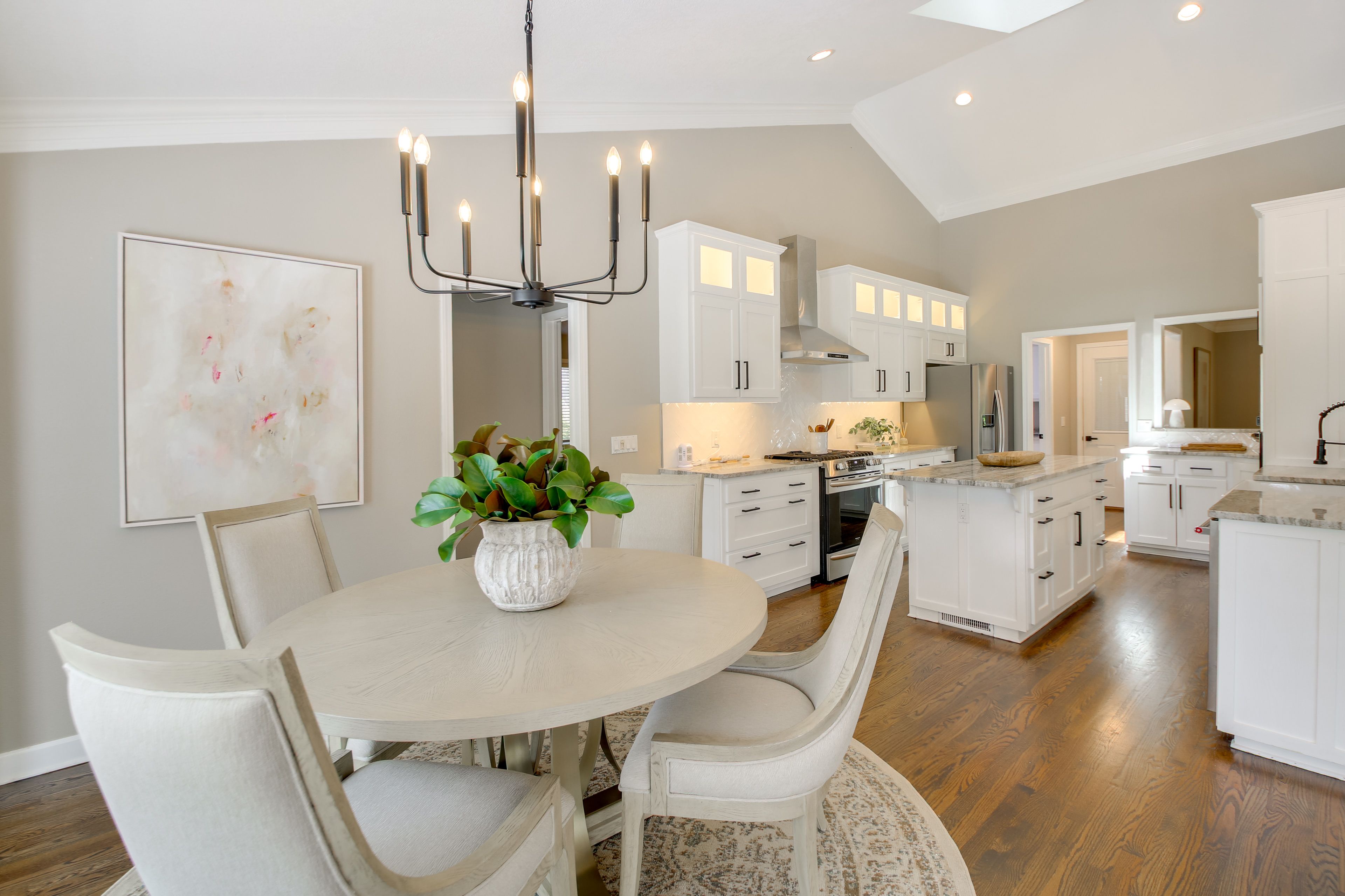 Dining Area | Free WiFi | Central Air Conditioning/Heat