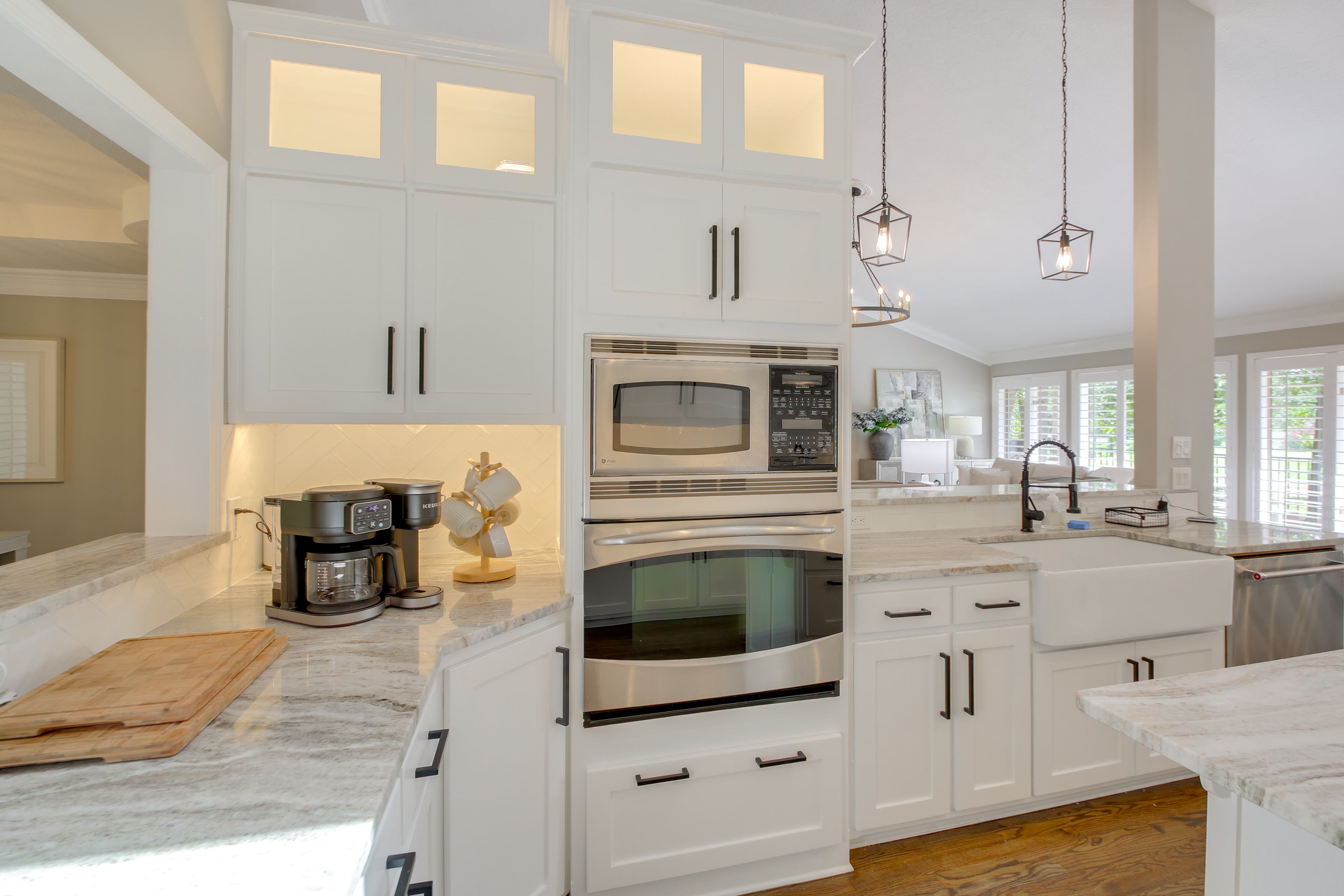 Kitchen | Refrigerator | Stove | 2 Ovens