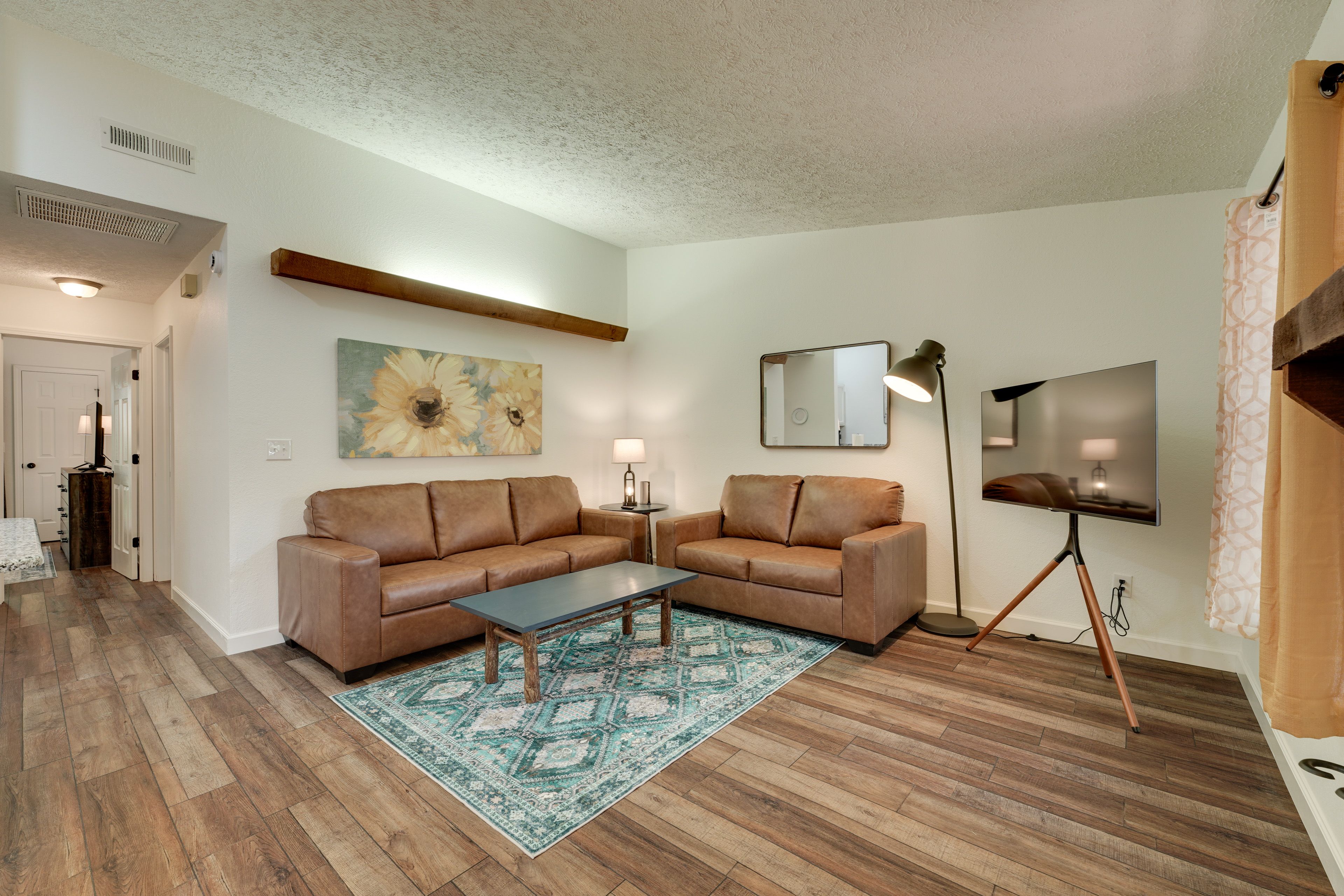 Living Room | Queen Sleeper Sofa | Free WiFi | Central A/C & Heating | Smart TV