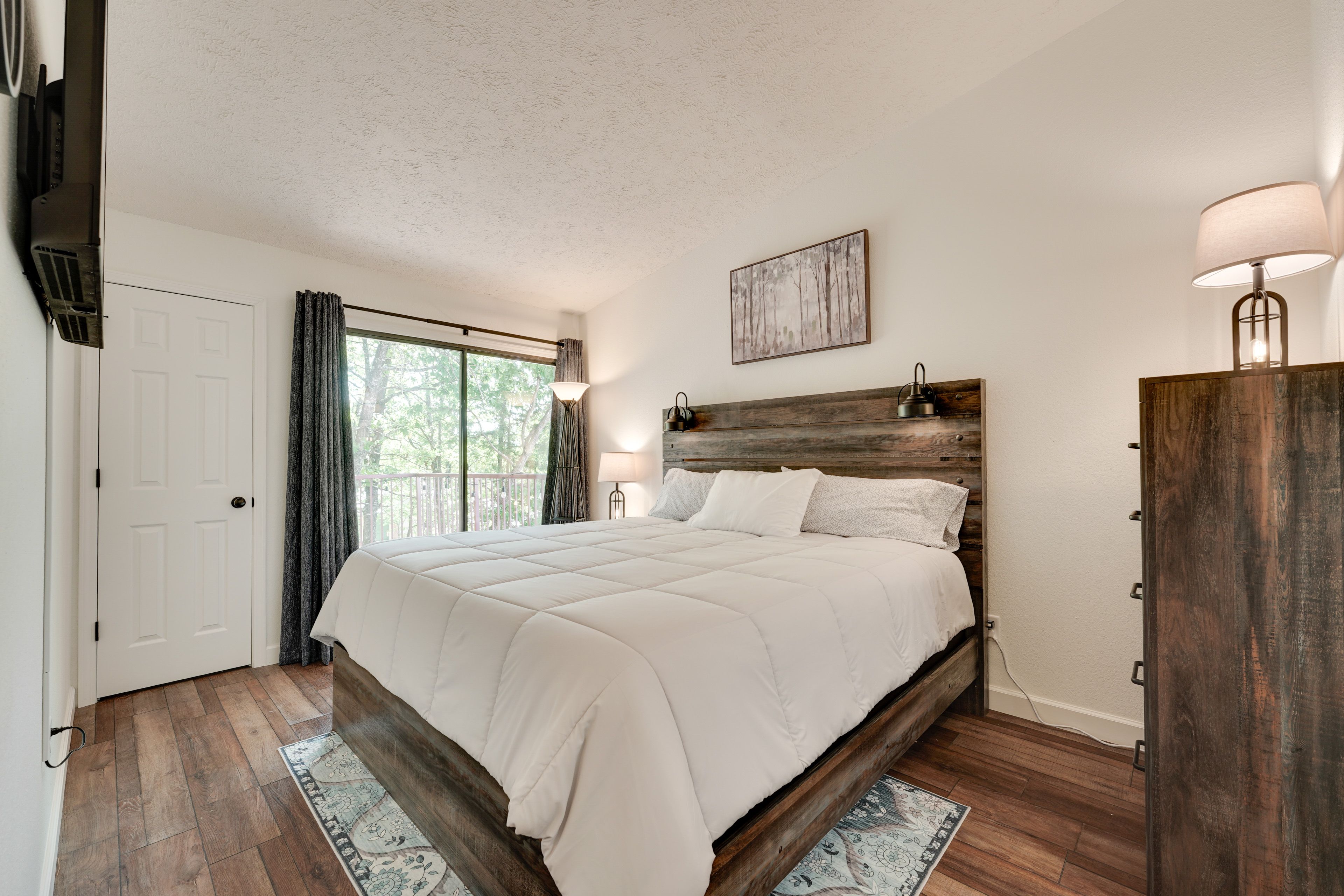 Bedroom 1 | King Bed | Smart TV