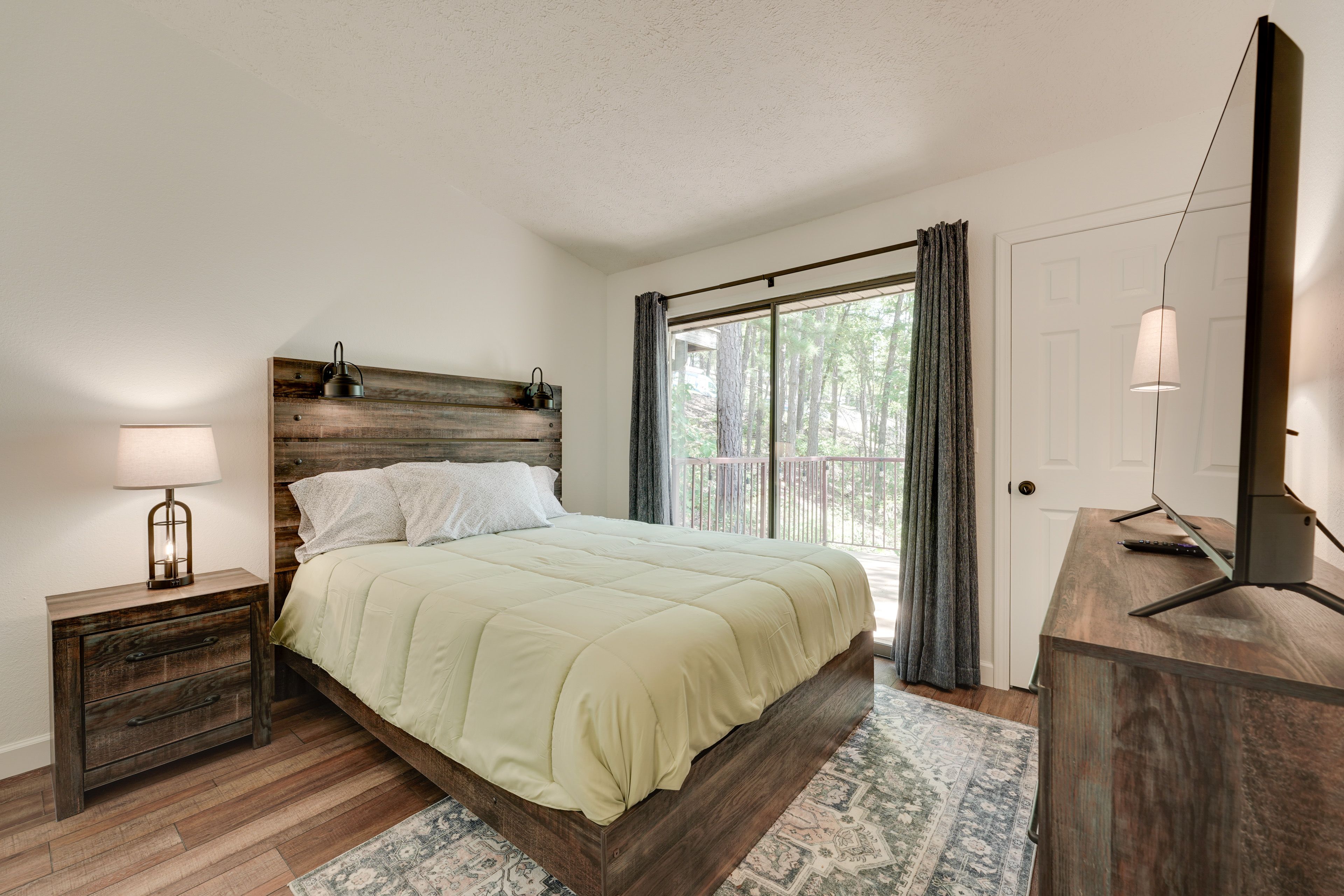 Bedroom 2 | Queen Bed | Smart TV