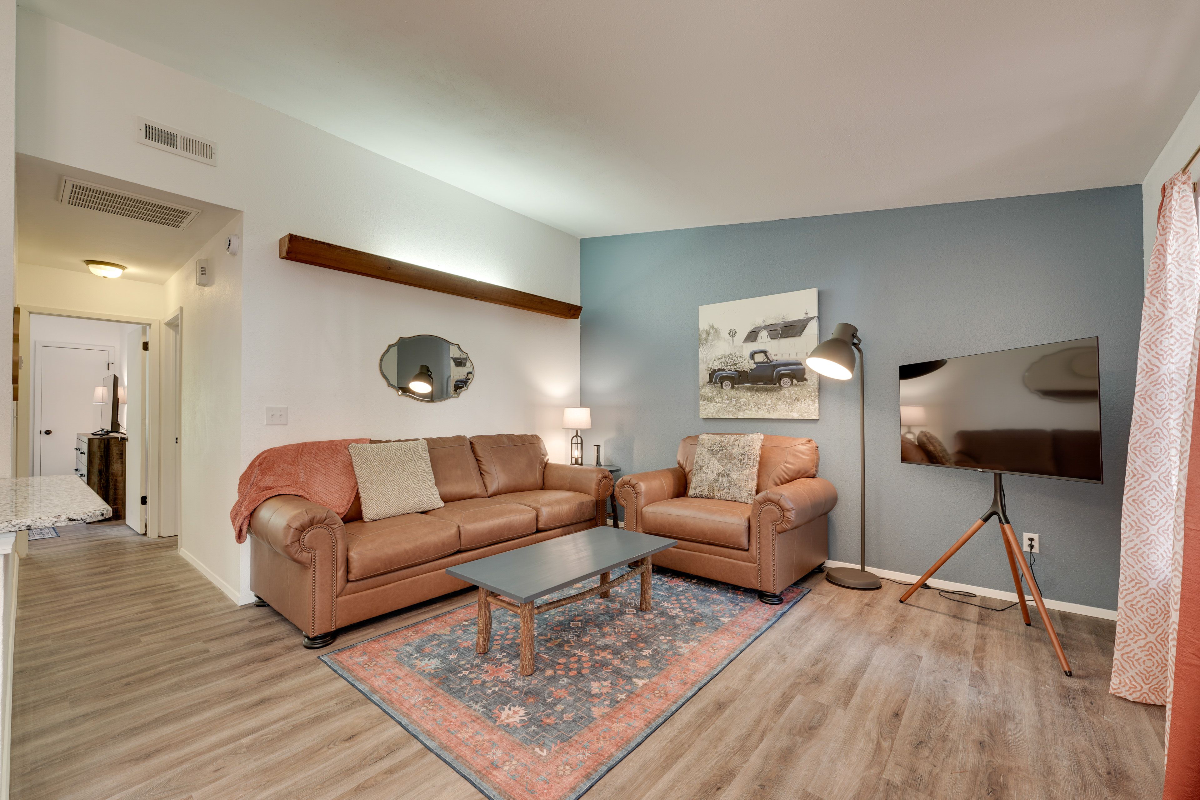 Living Room | Queen Sleeper Sofa | Free WiFi | Smart TV
