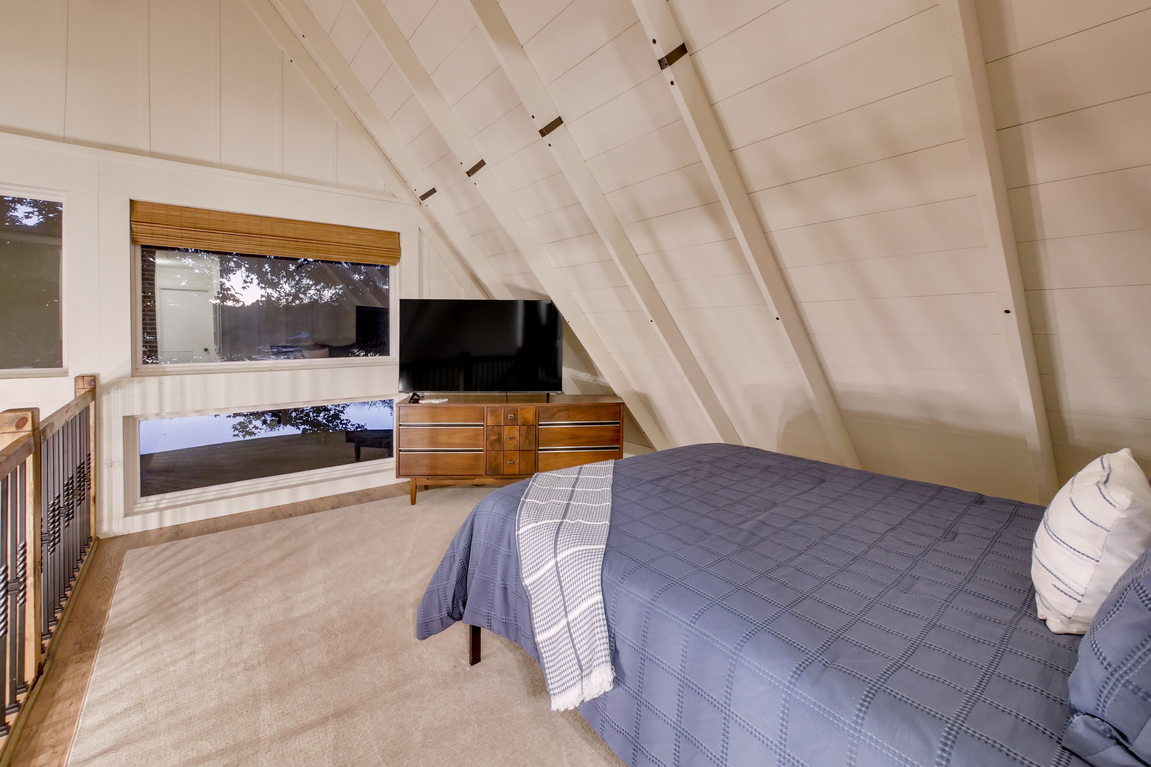 Loft | 2nd Floor | Queen Bed