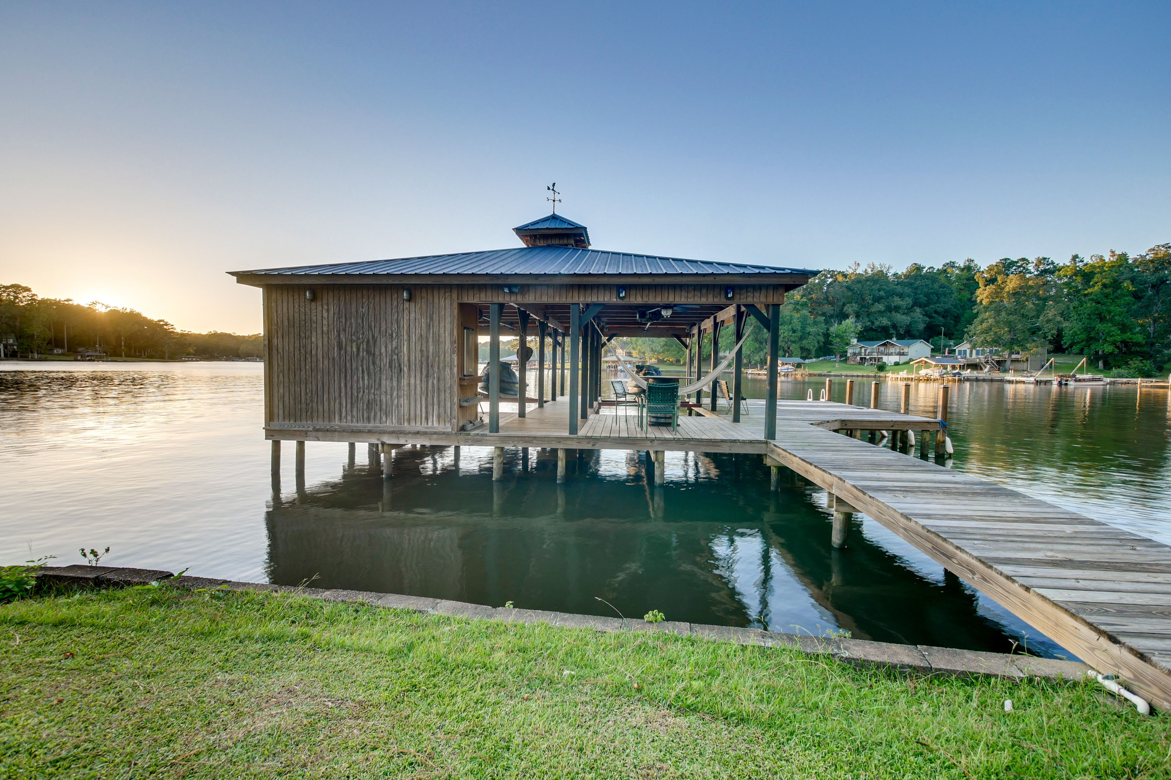 Private Dock w/ Dining Table & Seating