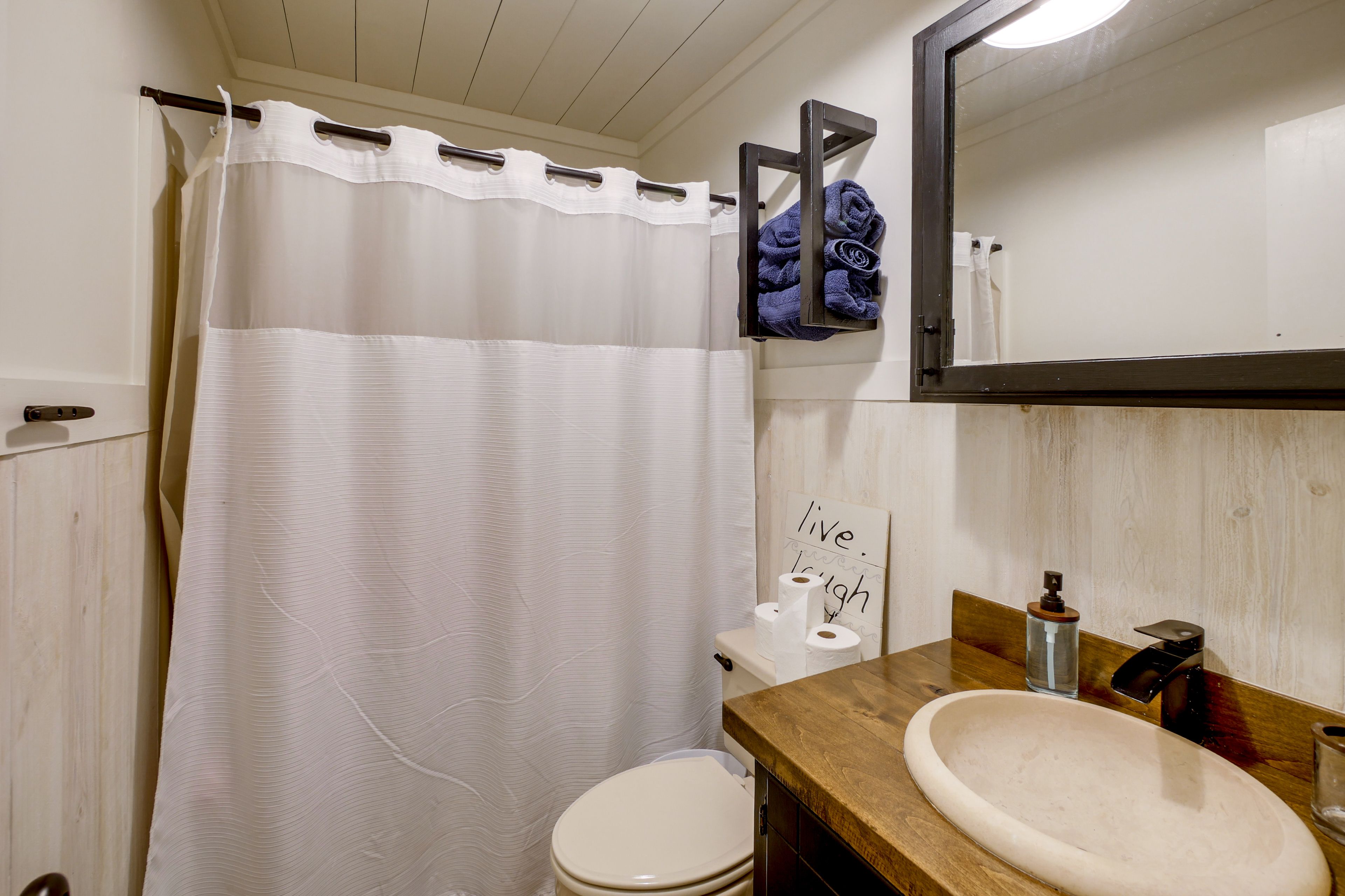 Full Bathroom | 1st Floor | Towels Provided