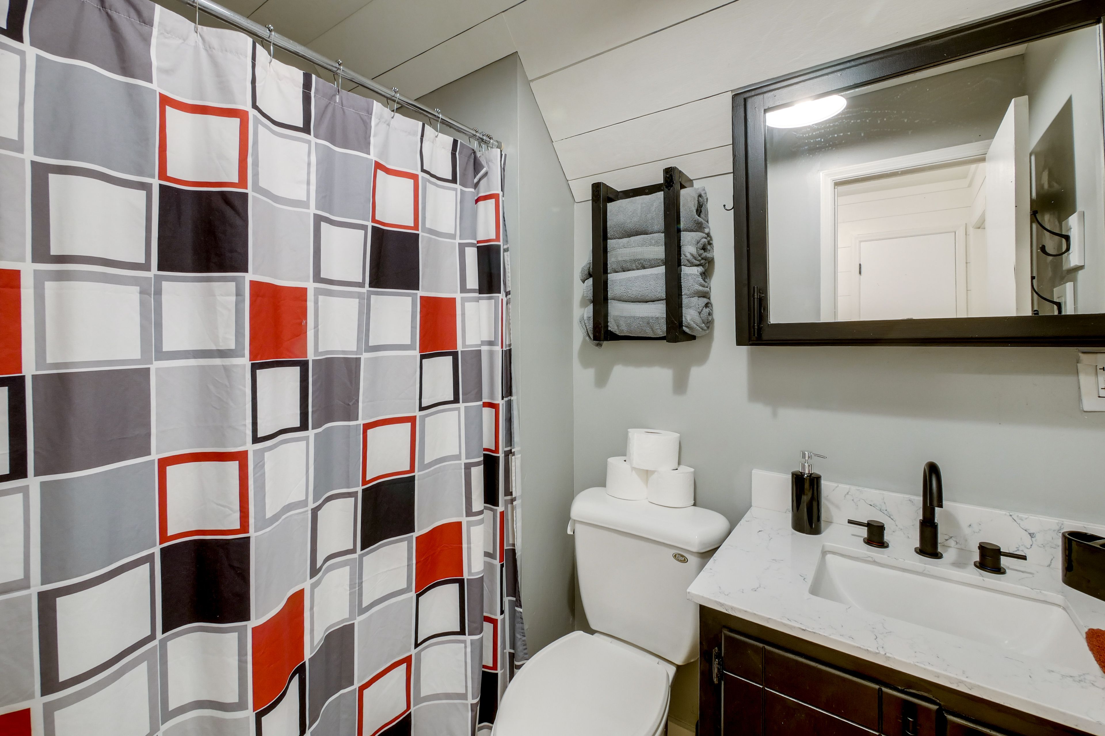 Full Bathroom | 2nd Floor | Complimentary Toiletries