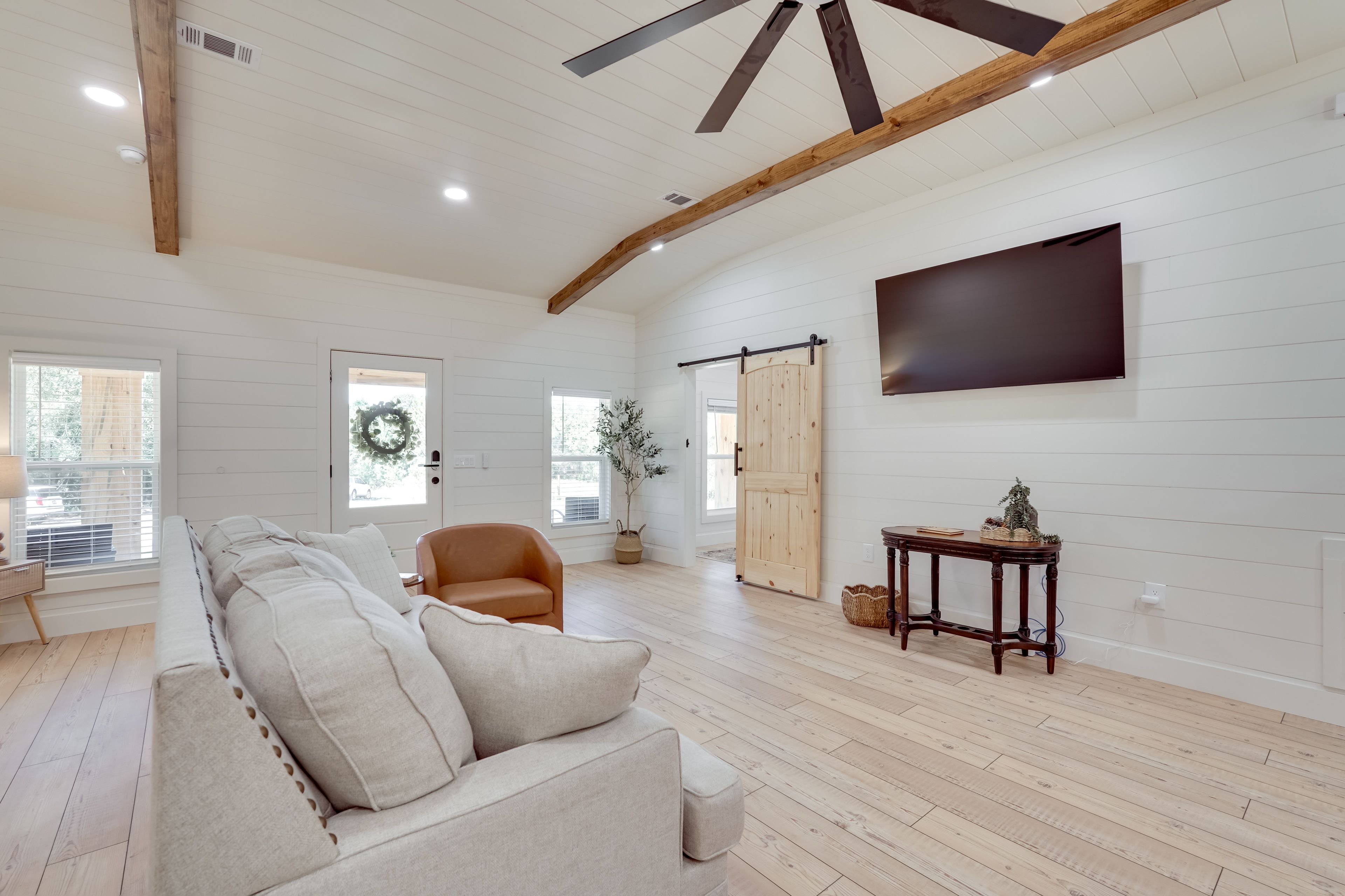 Living Room | Smart TV | Free WiFi | Central A/C & Heating