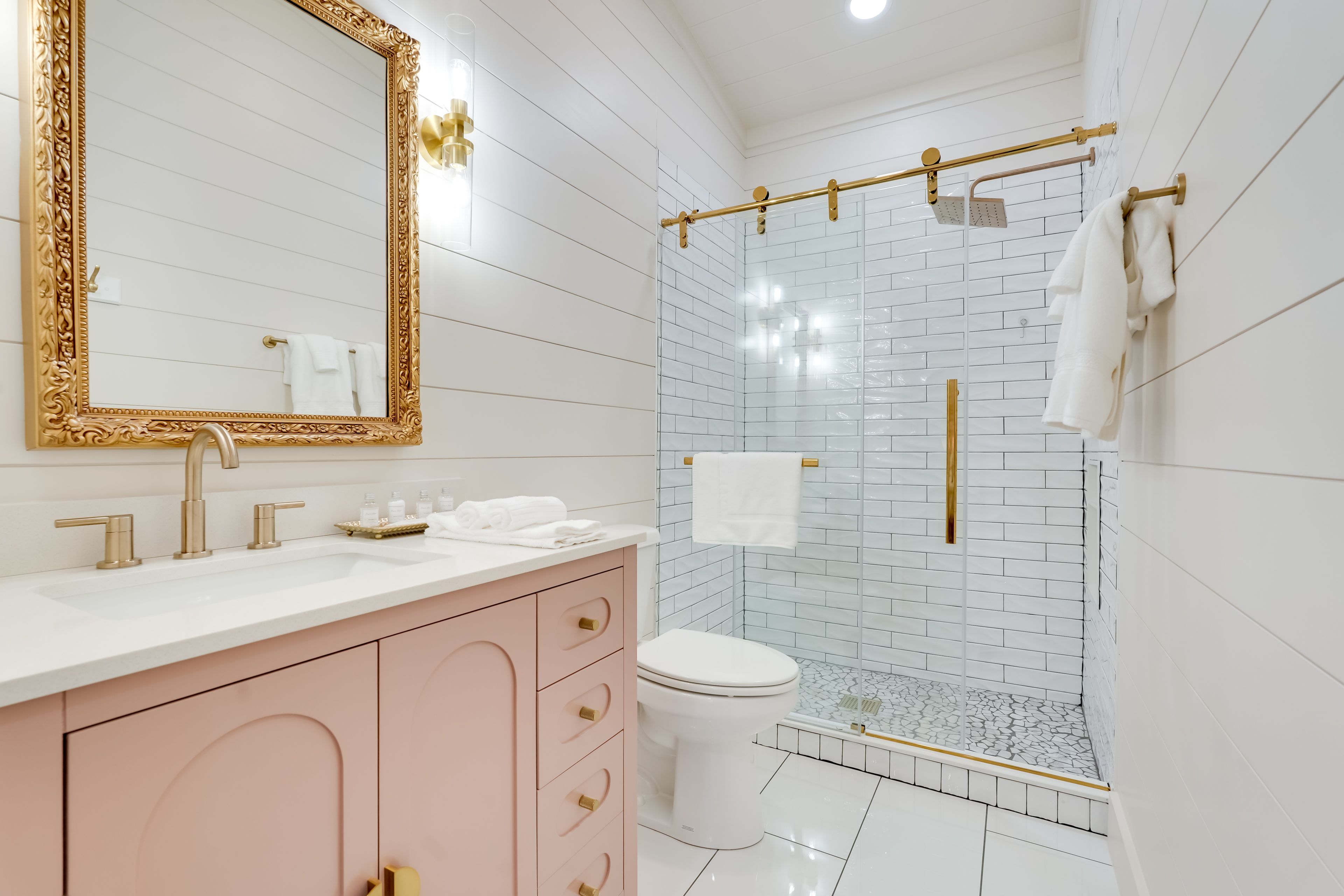 Full Bathroom | Towels Provided