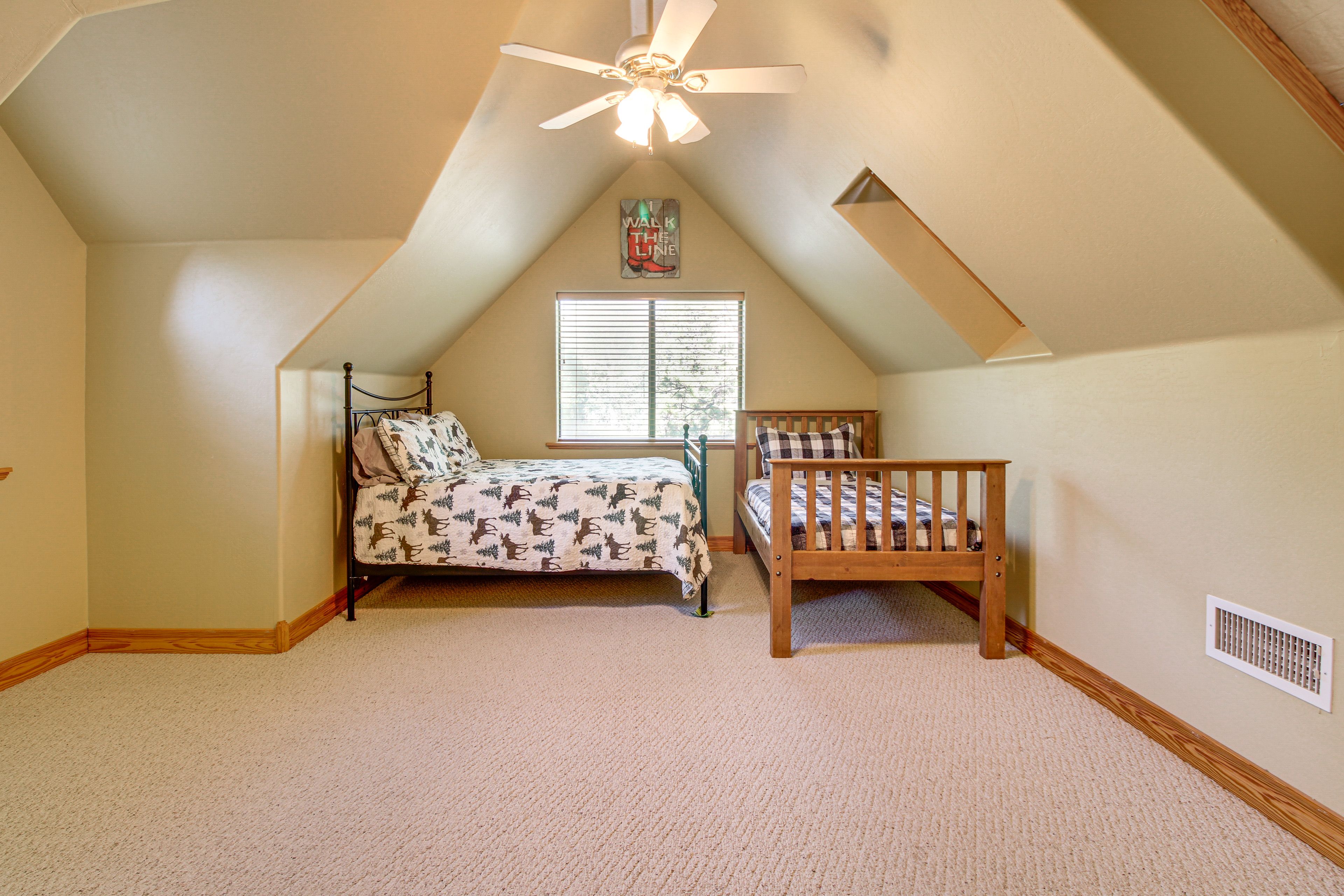 Bedroom 5 | Queen Bed | Twin Bed | 2nd Floor
