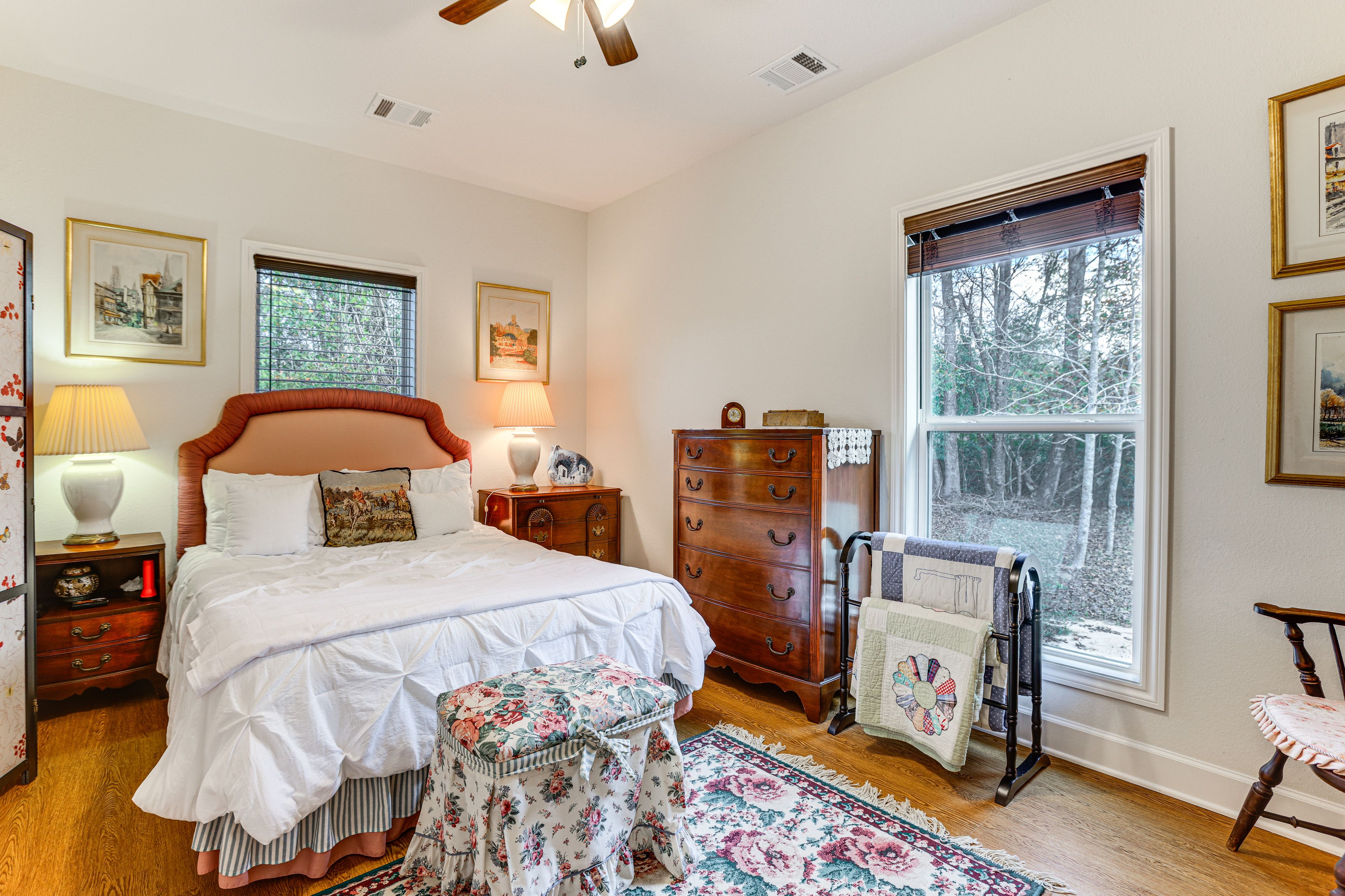 Bedroom | Queen Bed | Linens Provided