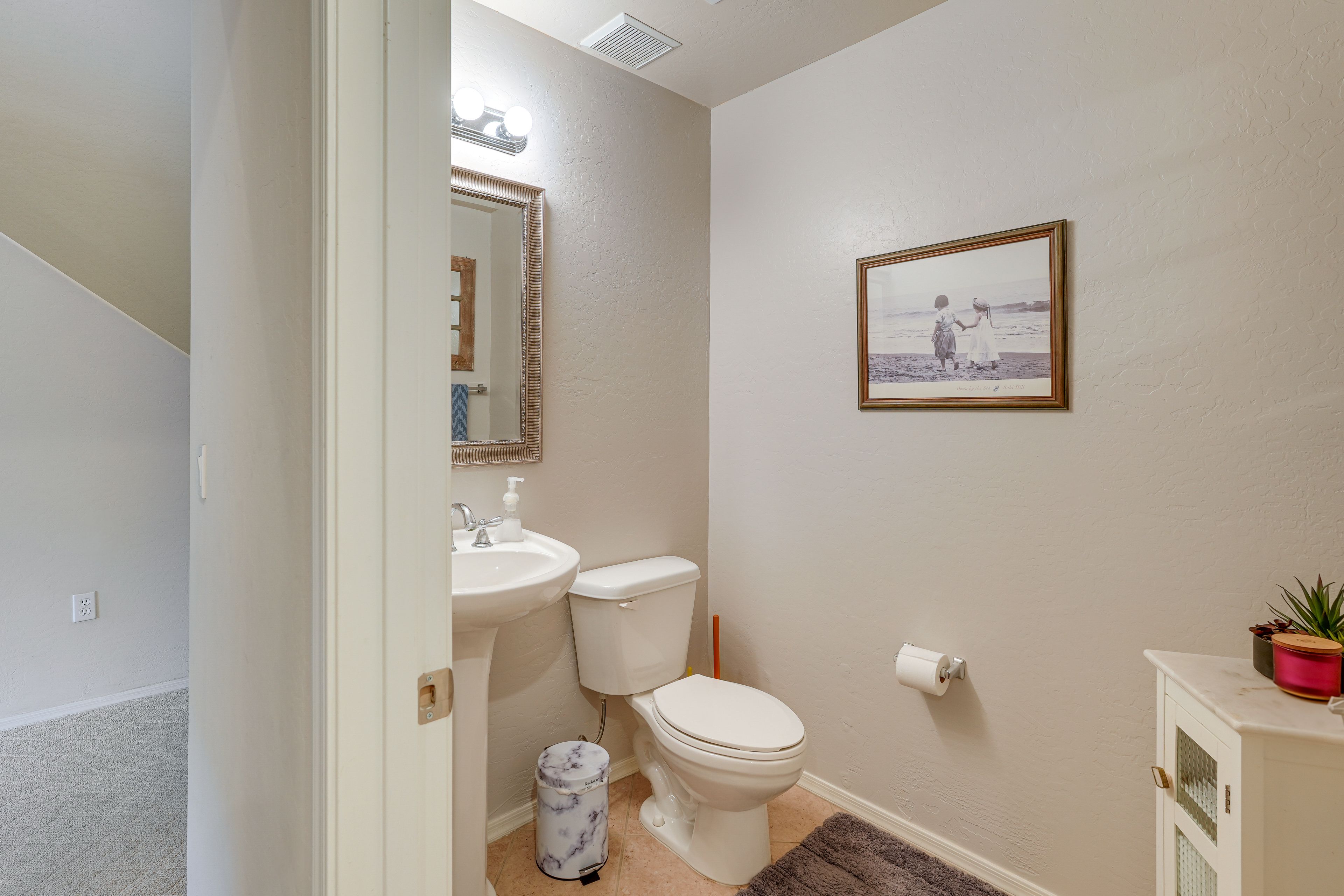 Half Bathroom | 1st Floor | Towels Provided