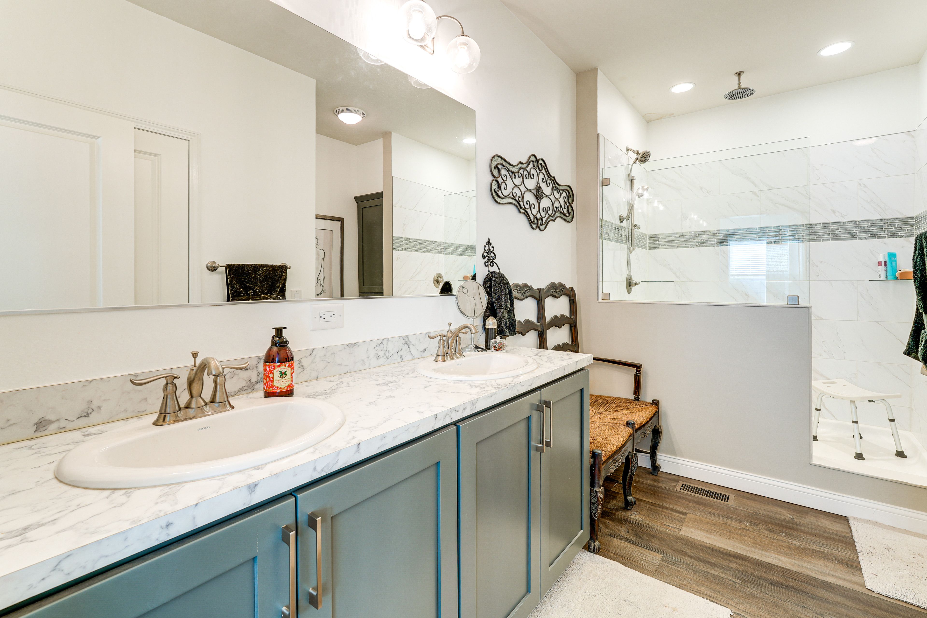 Full Bathroom | Towels Provided | 1st Floor