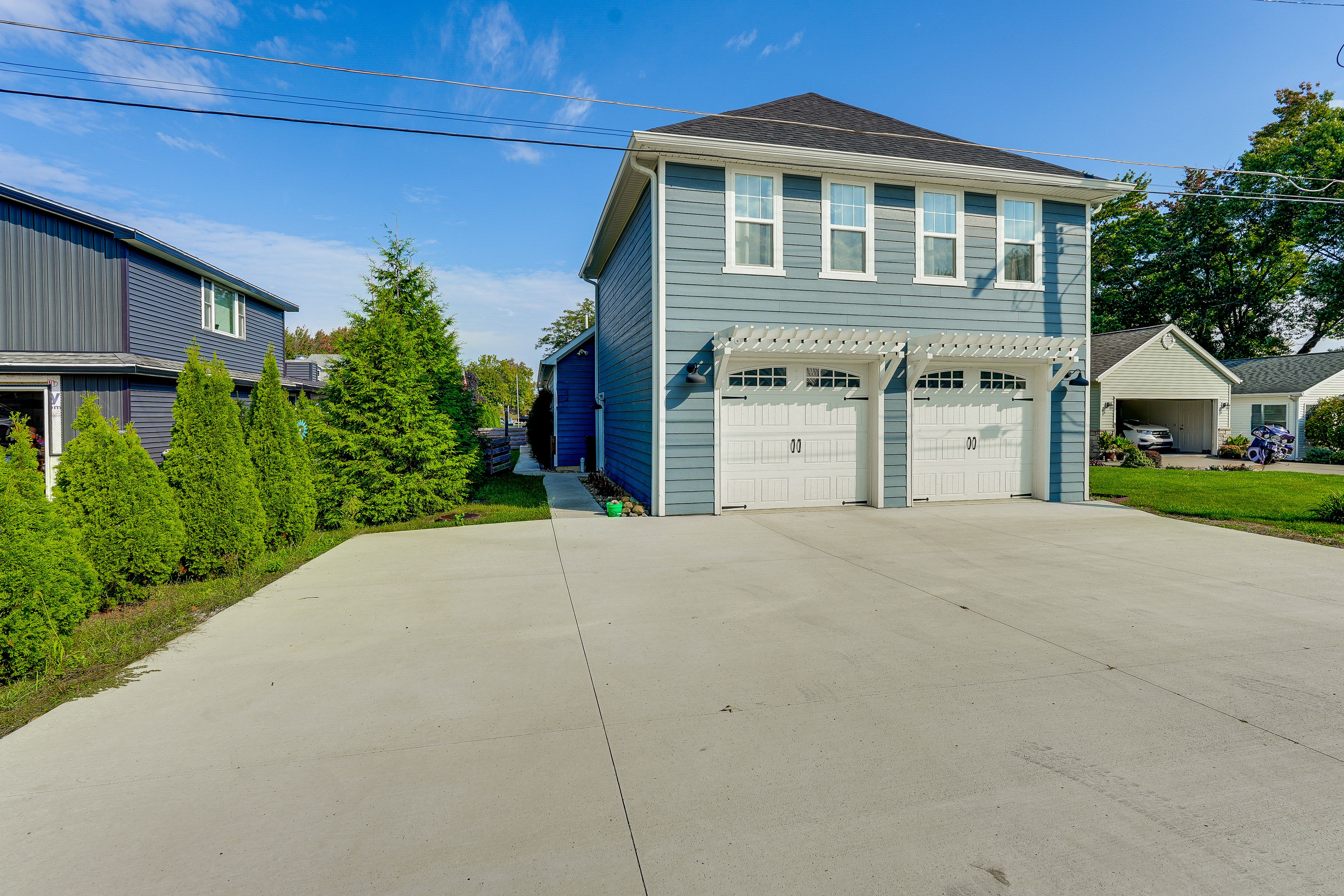 Parking | Driveway (4 Vehicles) | Trailer Parking Available