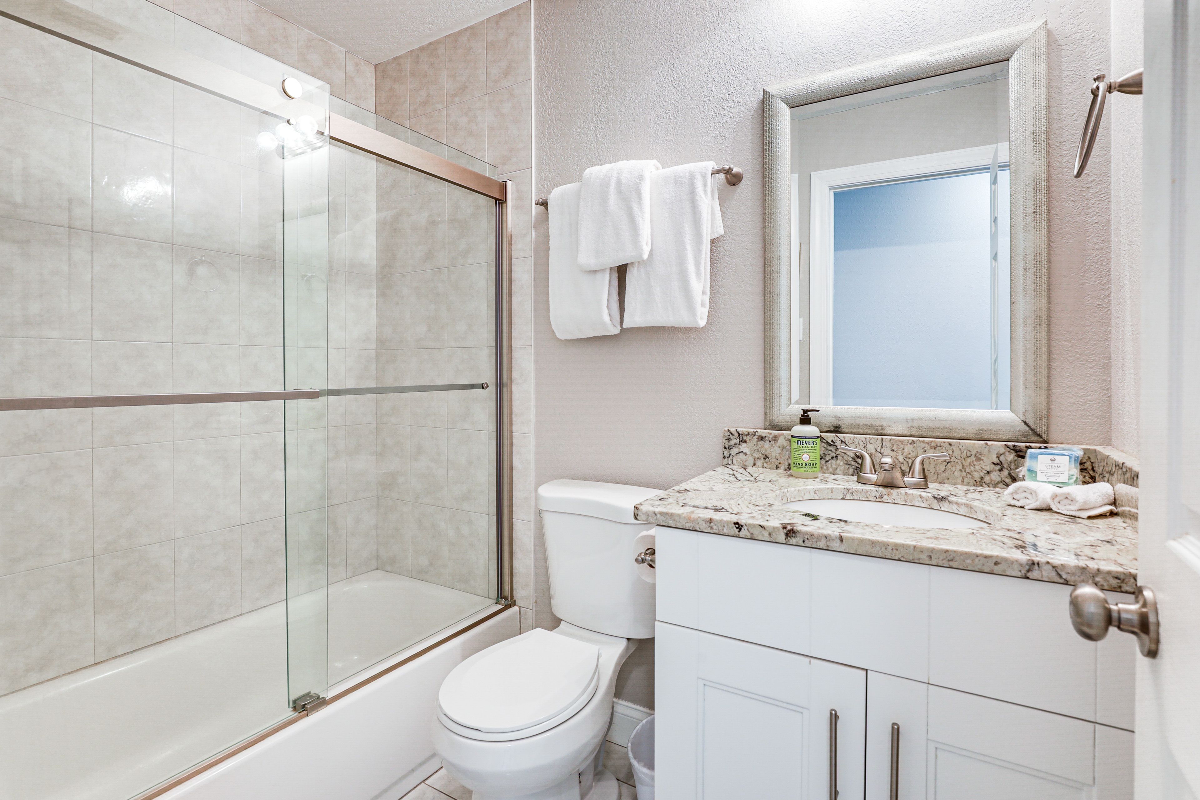 Full Bathroom | Towels Provided