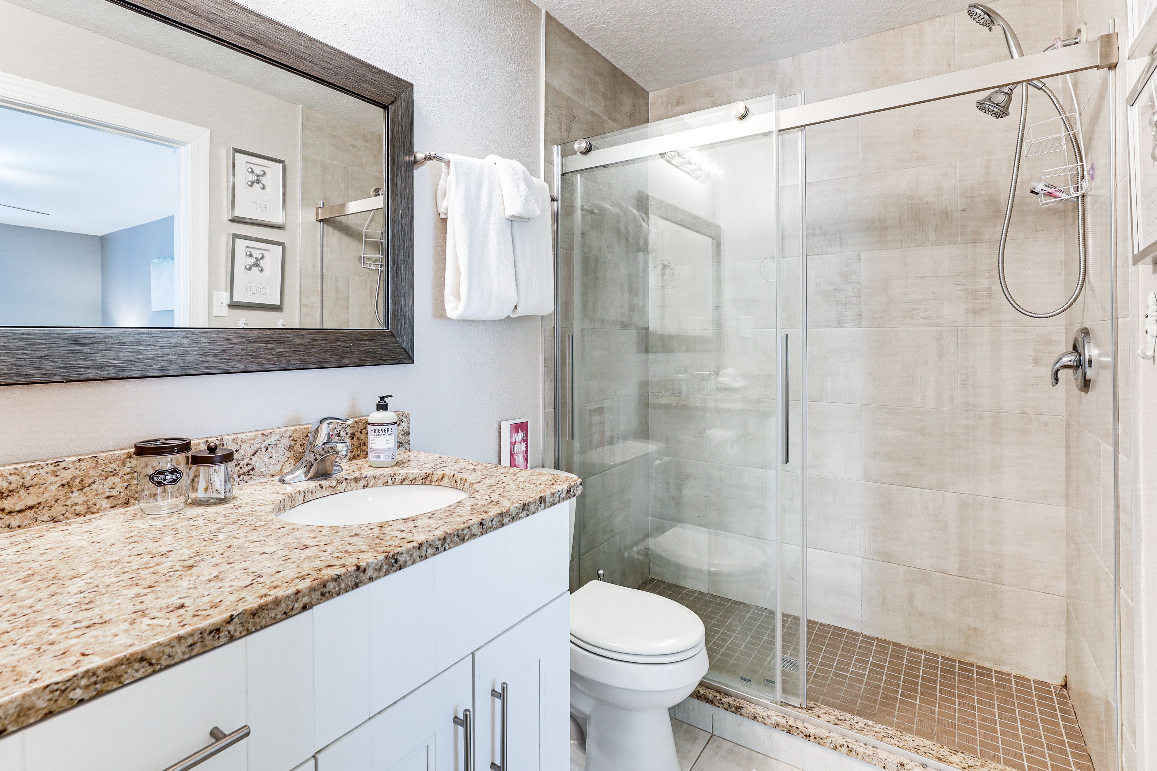 Full Bathroom | Complimentary Toiletries