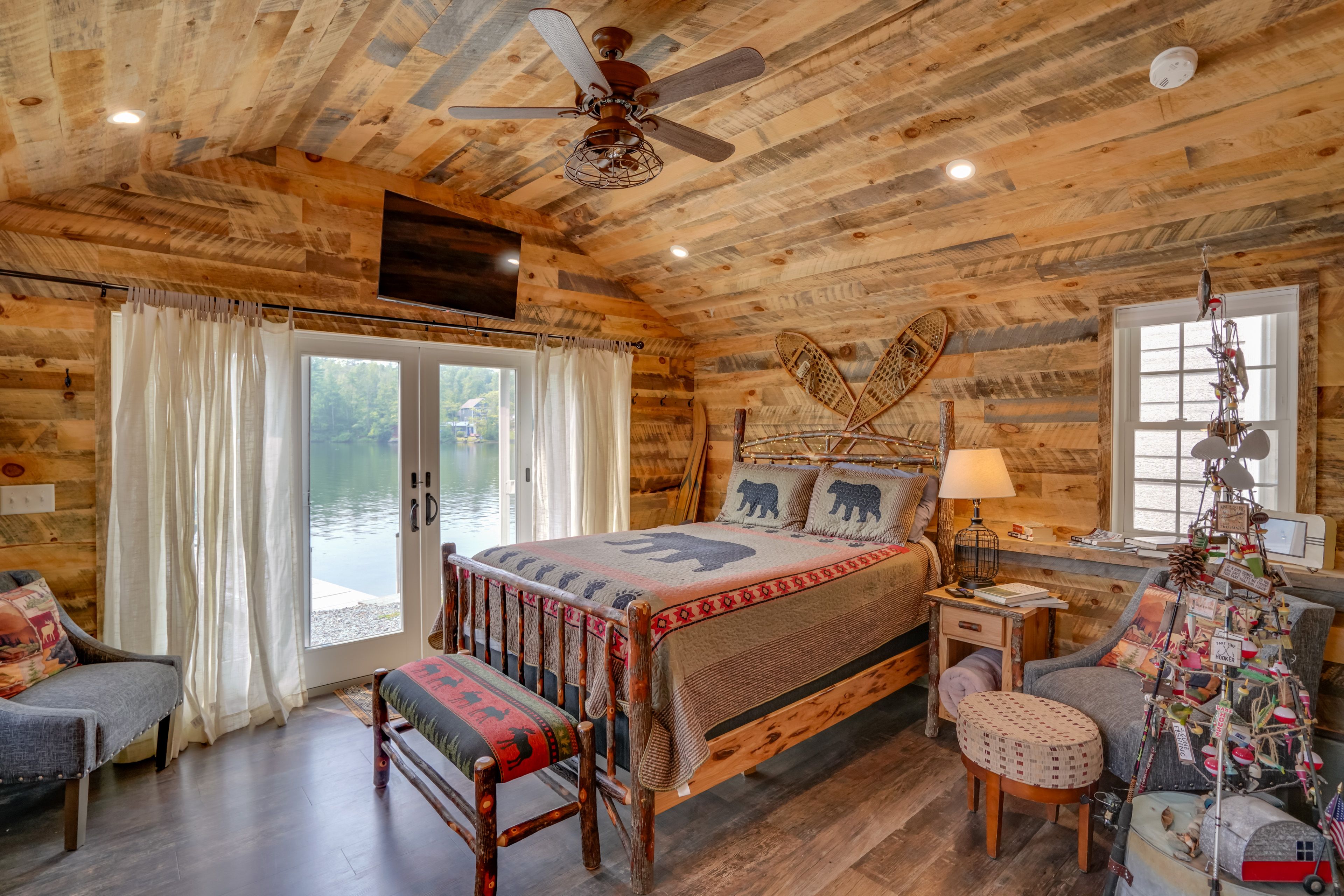 Studio Interior | Queen Bed | Free WiFi | Smart TV | Central A/C