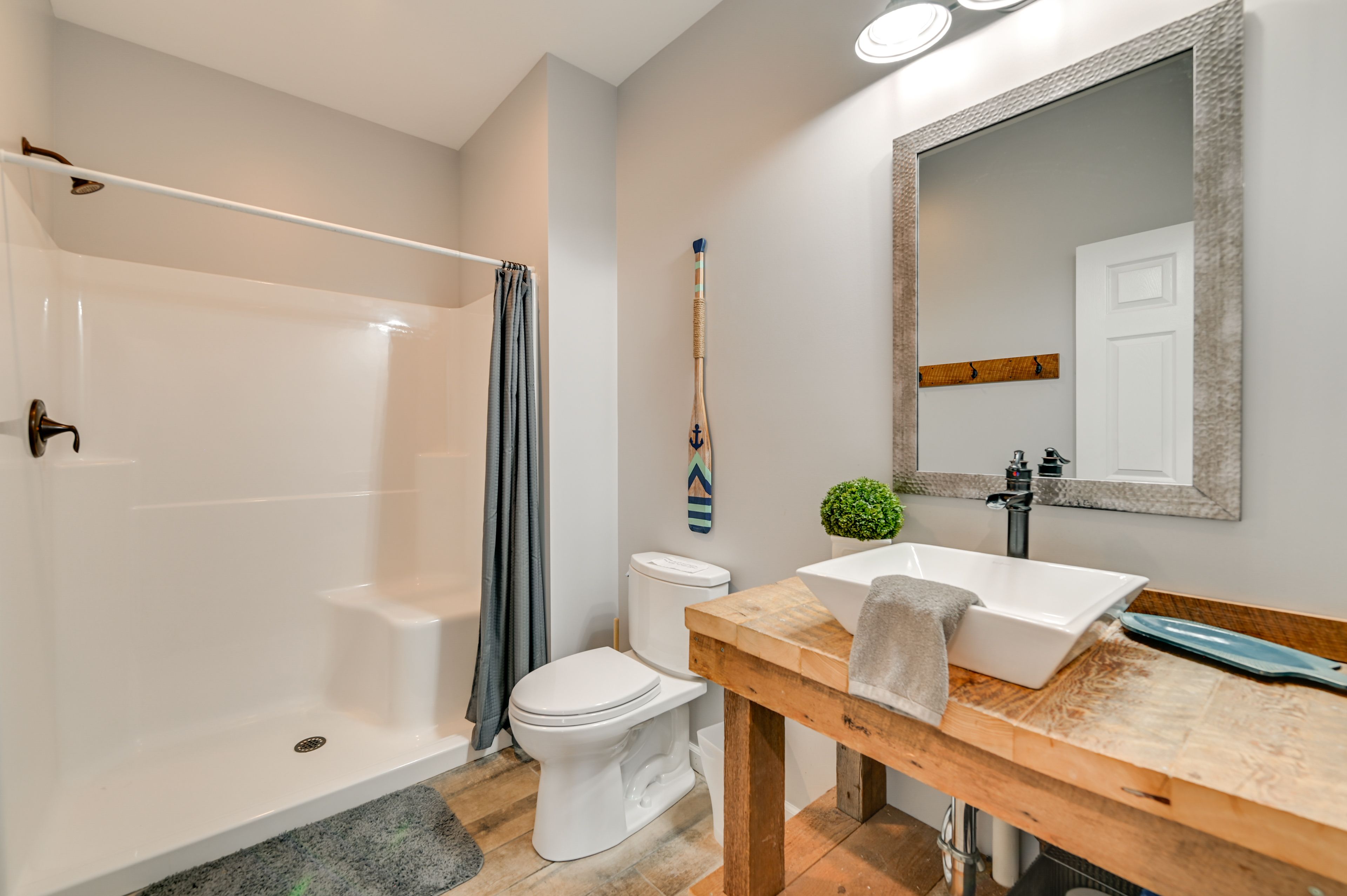 Full Bath | Towels | Main Level