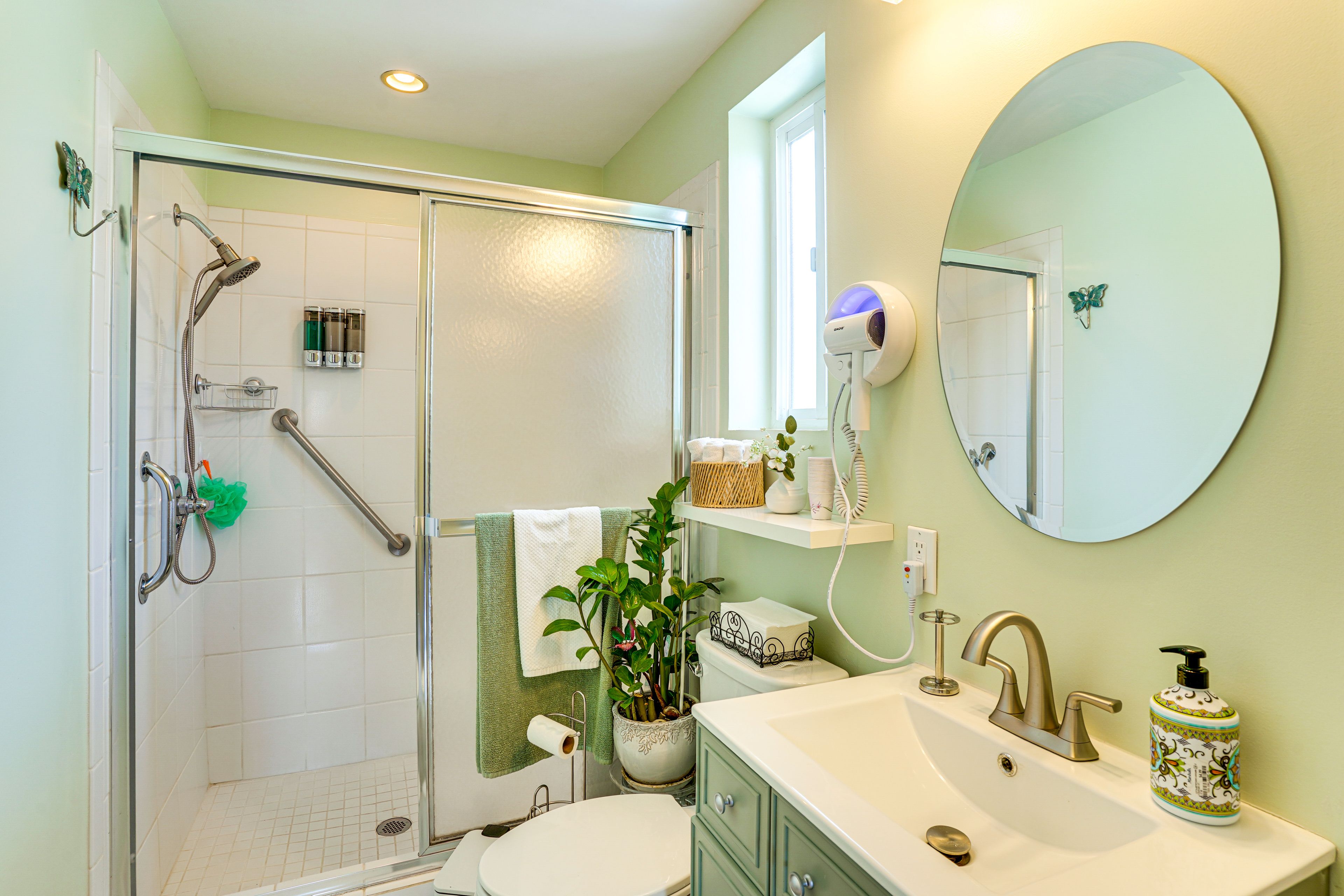 Full Bathroom | Towels Provided | Complimentary Toiletries