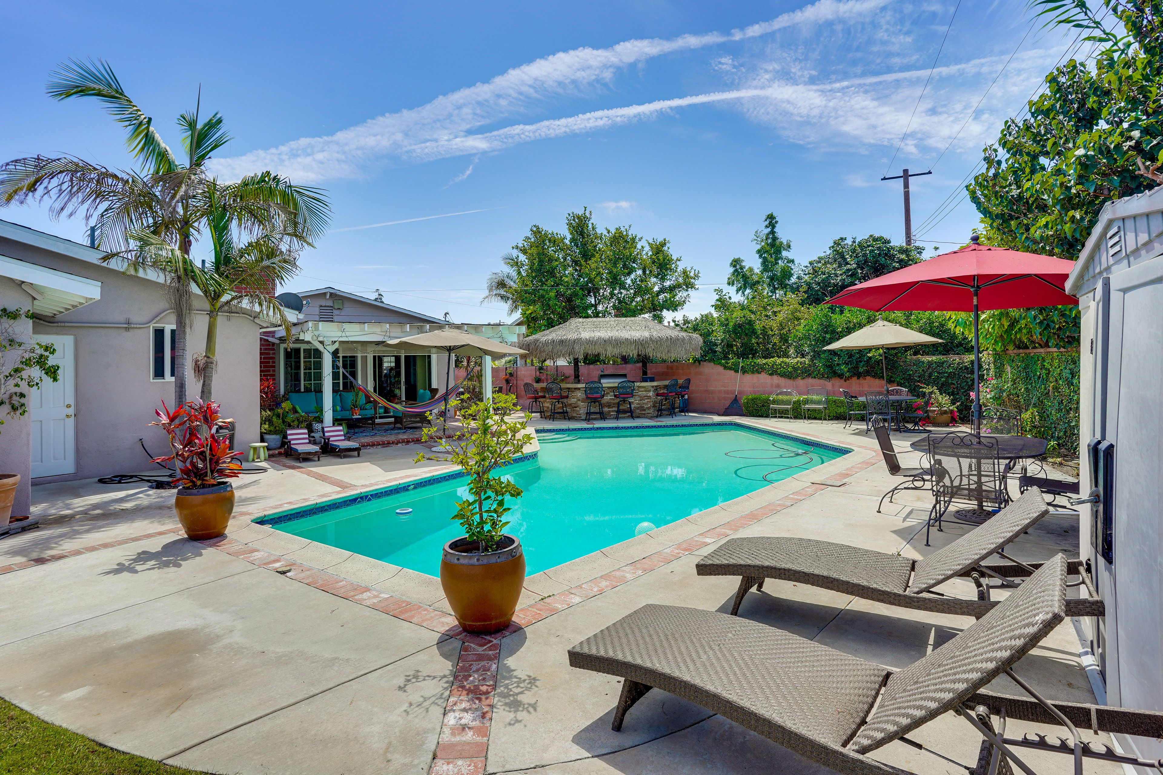 Shared Pool | Gas Grill | Dining Tables | Lounging Chairs