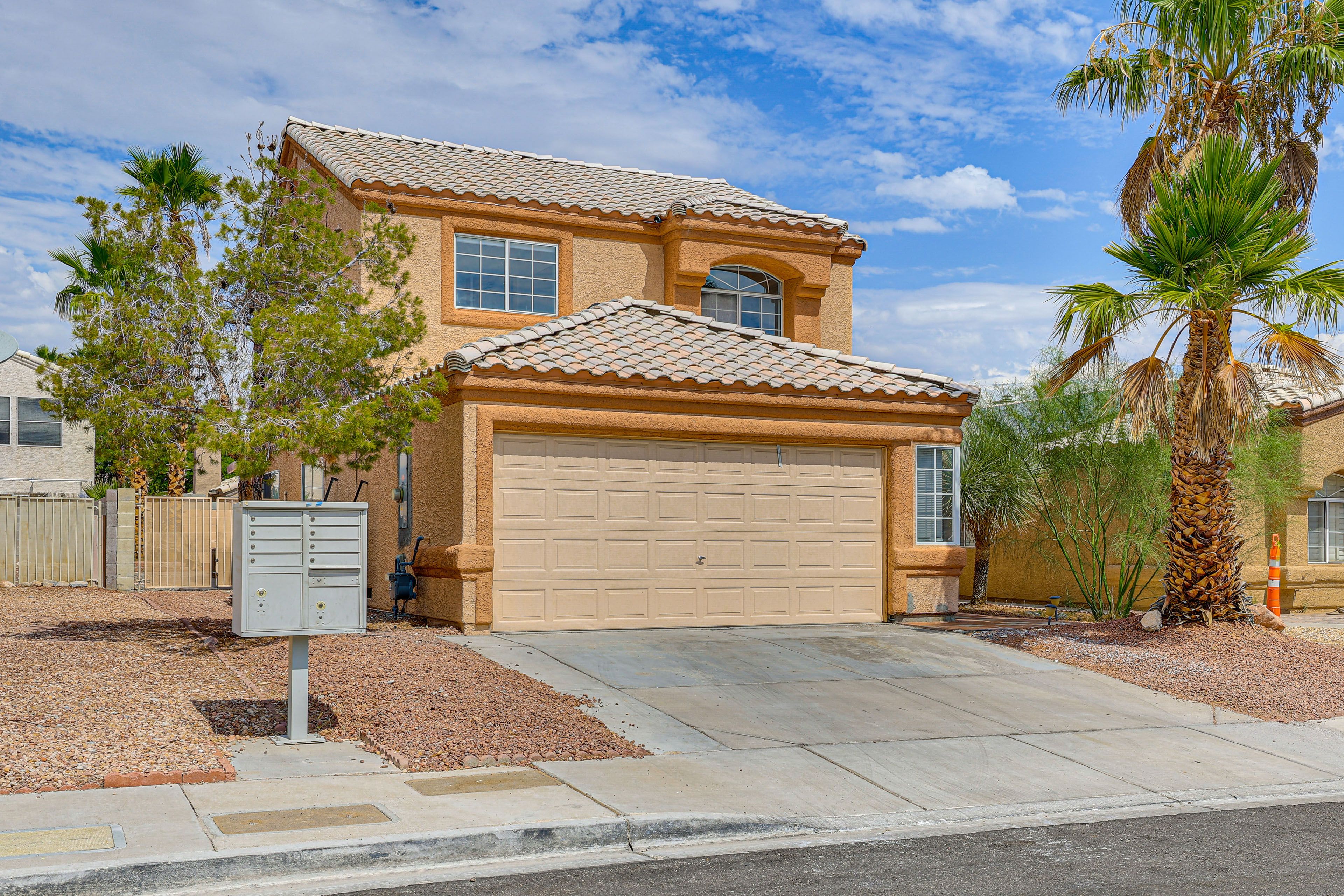 Property Exterior | Driveway (2 Vehicles)