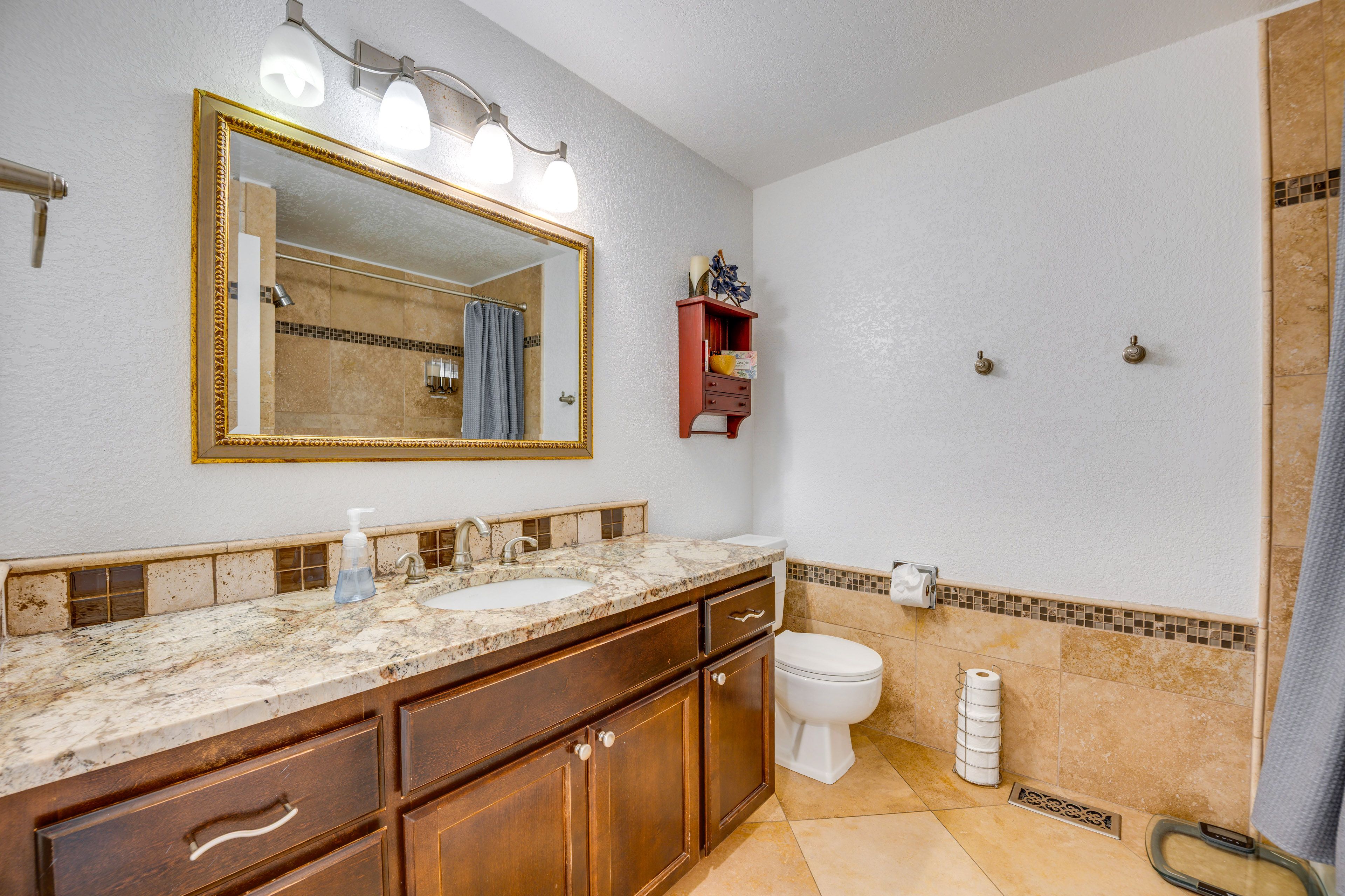 Full Bathroom | 1st Floor | Complimentary Toiletries | Hair Dryer
