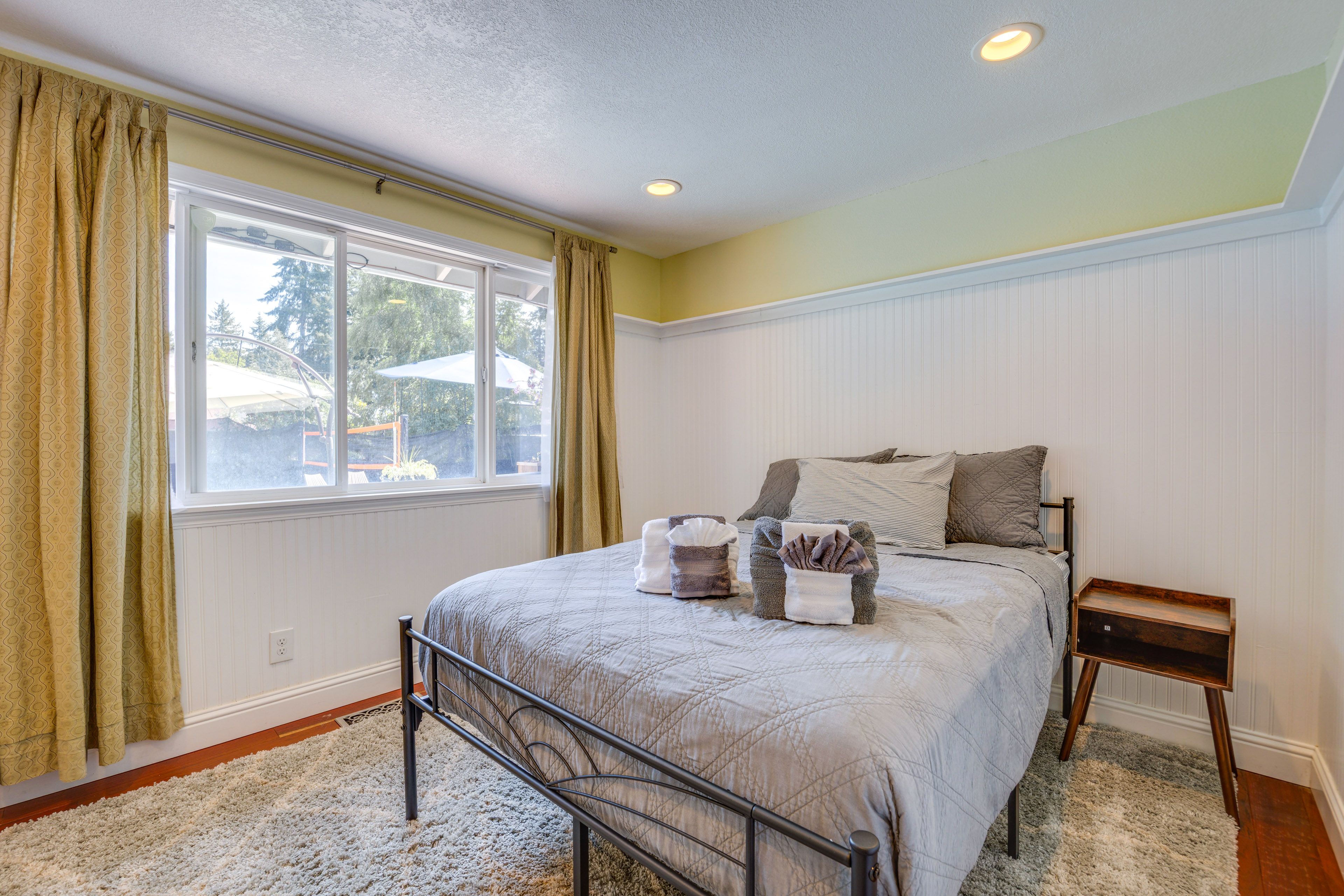 Bedroom 2 | 1st Floor | Queen Bed