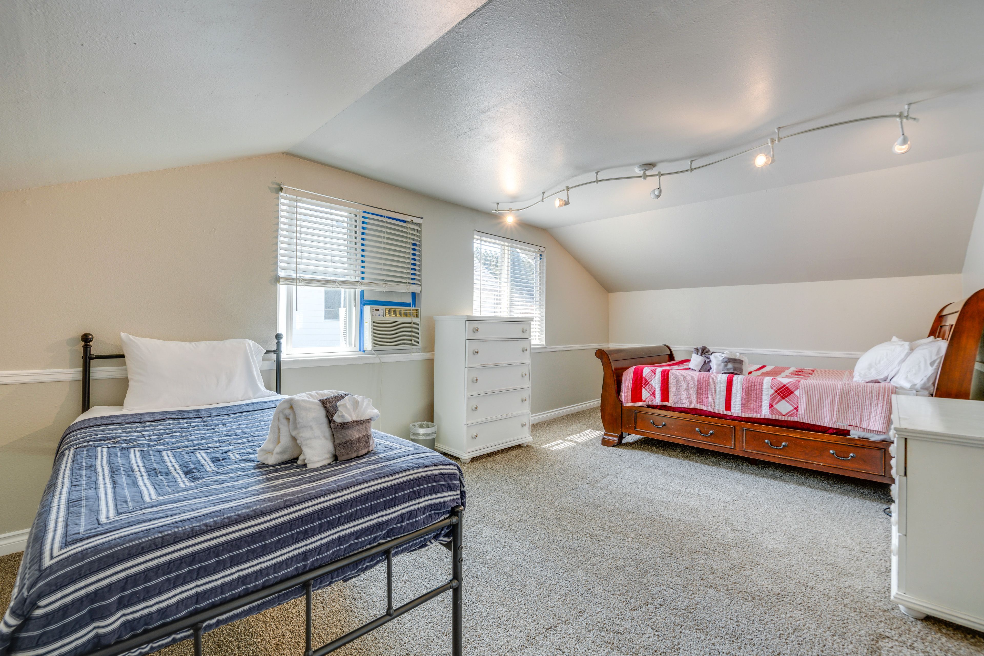 Bedroom 5 | 2nd Floor | Queen Bed | Twin Bed