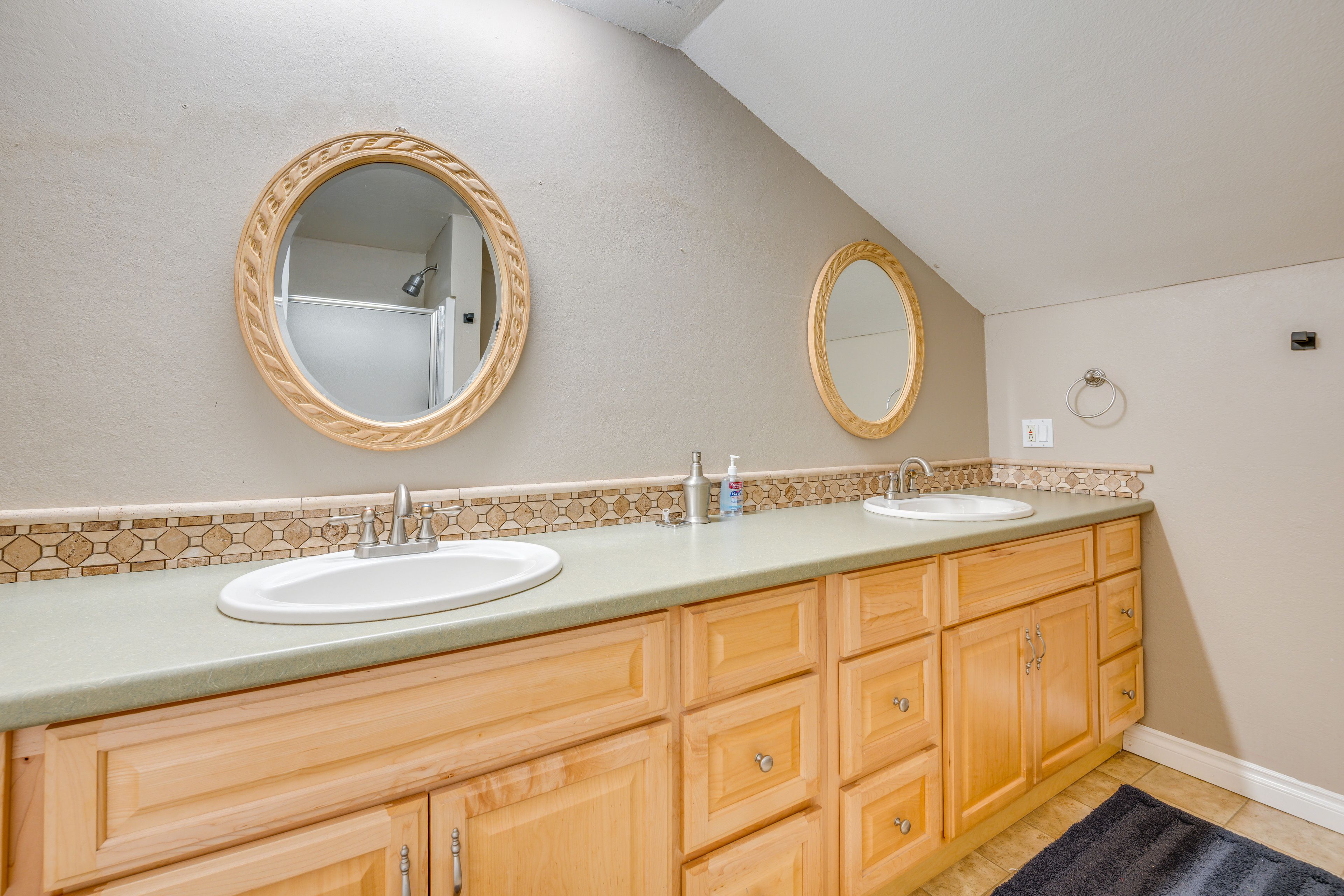 Full Bathroom | 2nd Floor