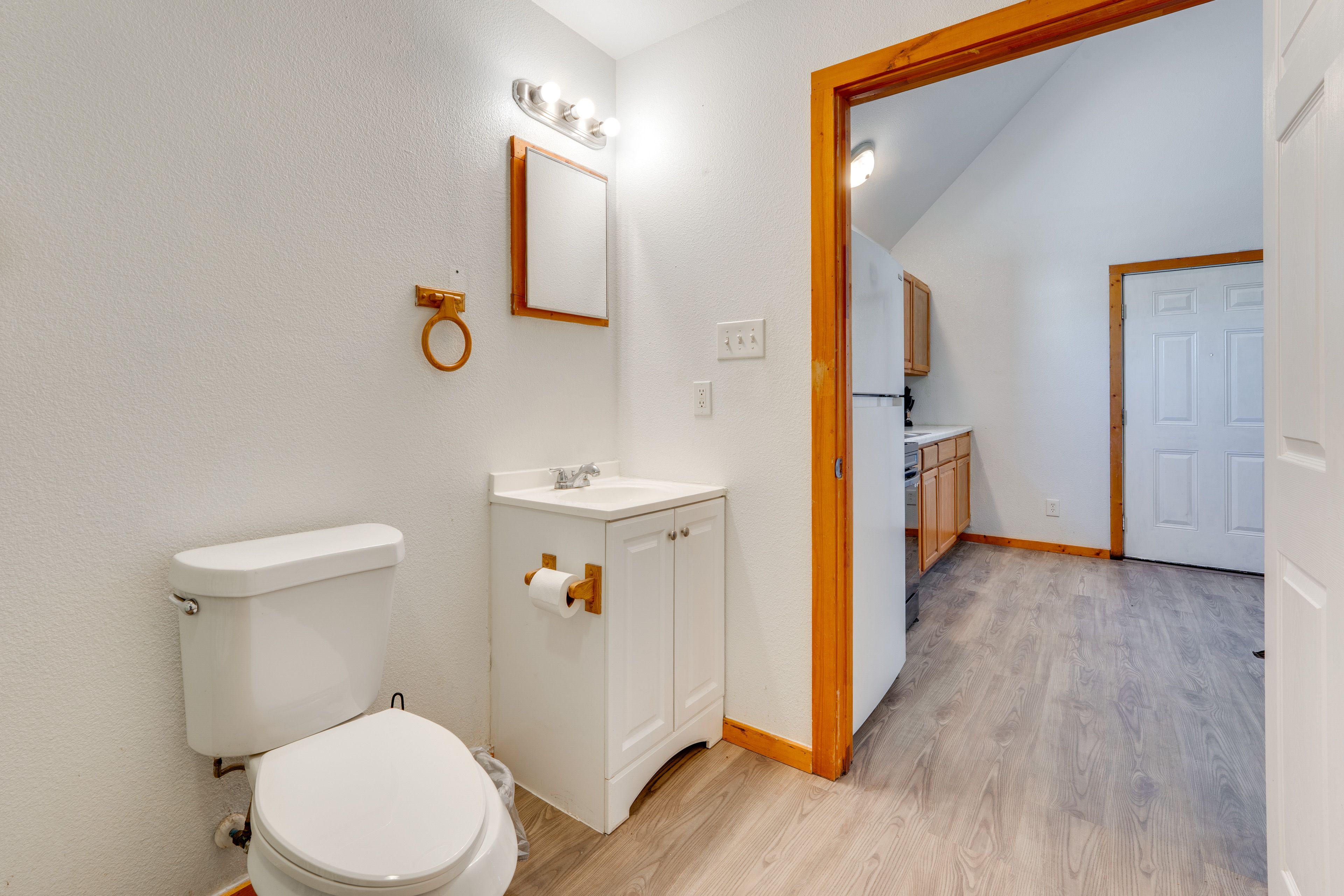 Full Bathroom | 1st Floor | Towels Provided | Complimentary Toiletries